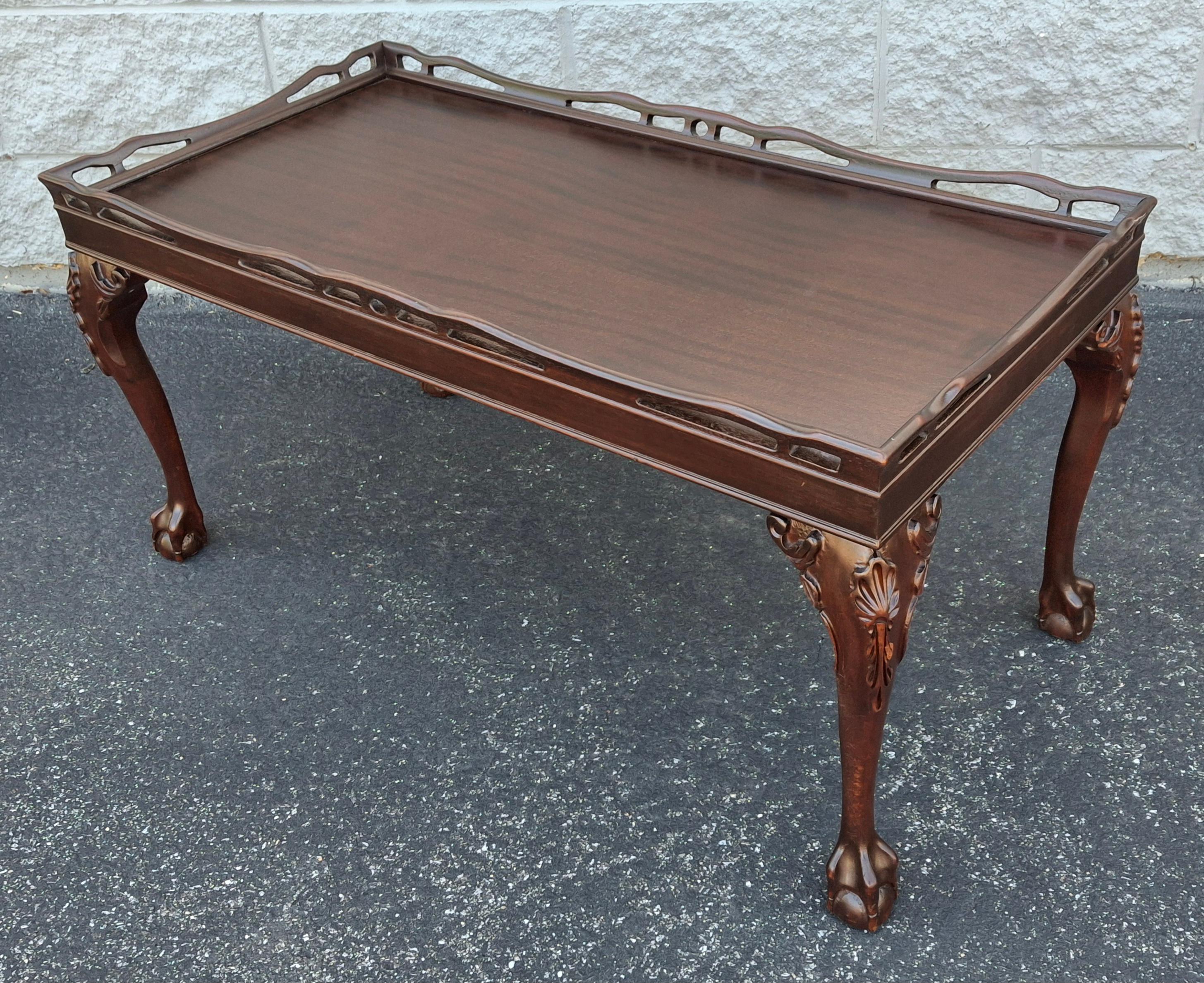 Style Chippendale, finition raffinée  Table basse à pieds Ball and Claw Gallery en acajou en vente 1