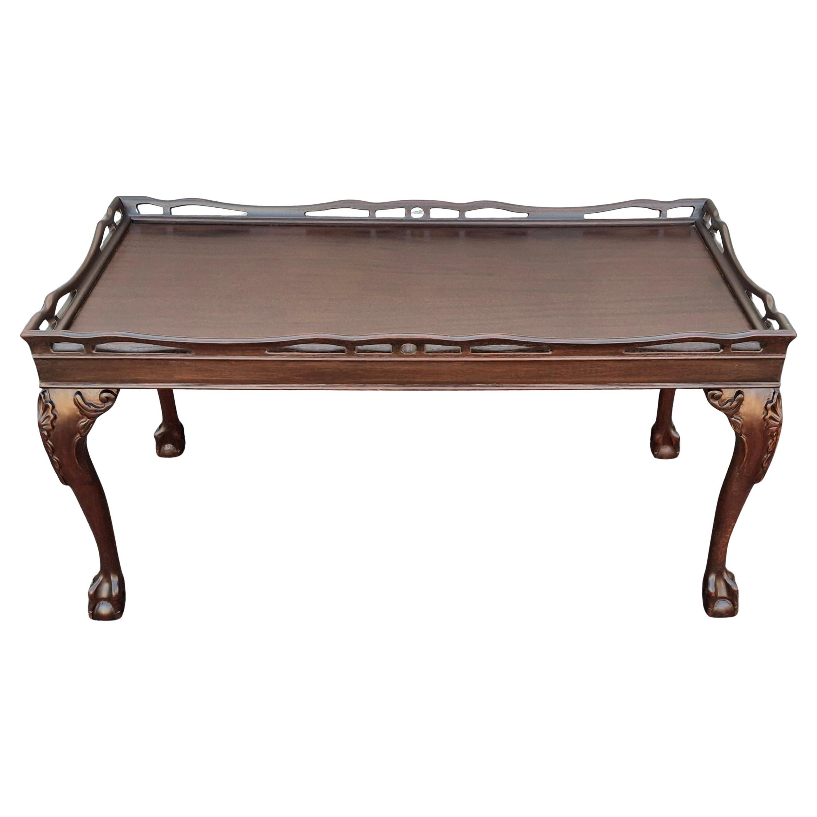 Style Chippendale, finition raffinée  Table basse à pieds Ball and Claw Gallery en acajou en vente