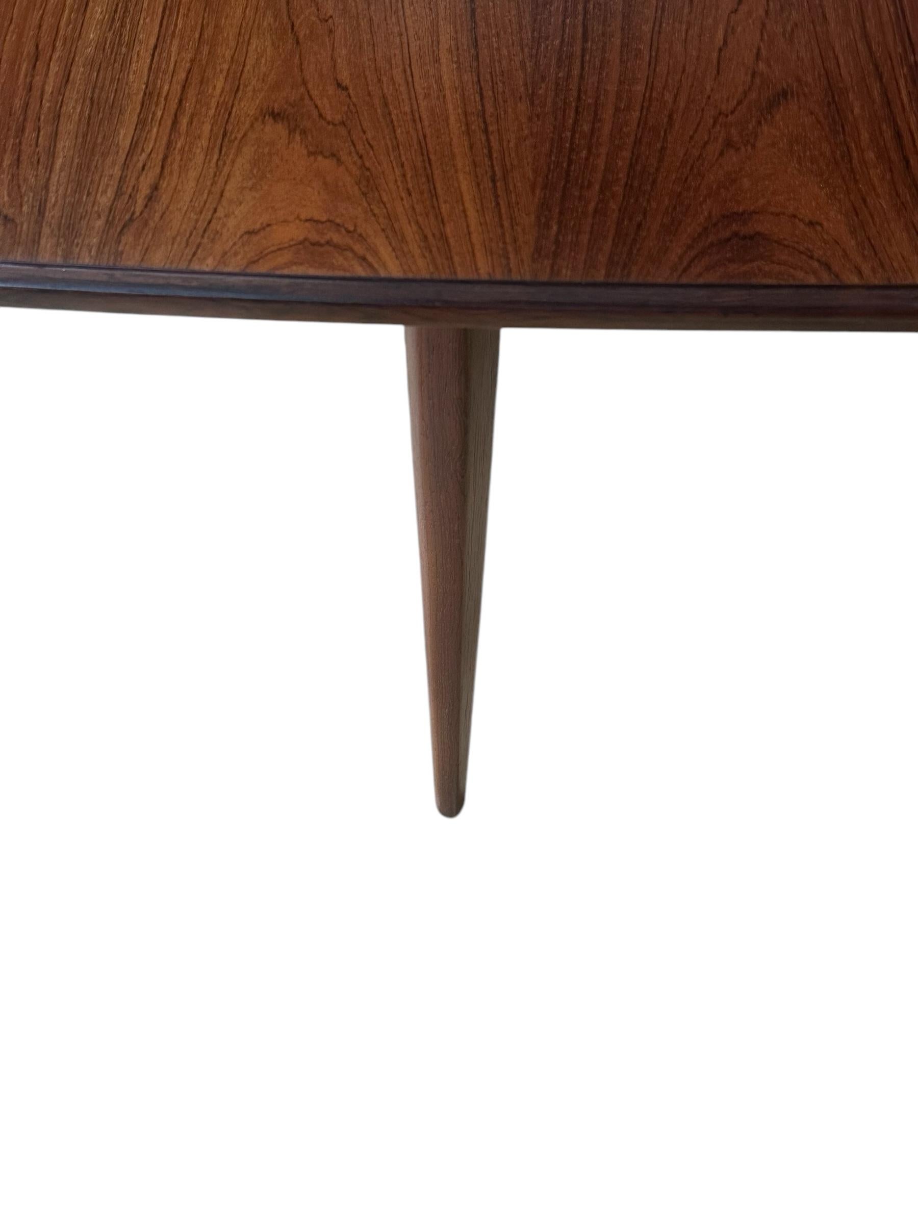 Mesa de Comedor Danesa Moderna de Palisandro Refinada con Dos Hojas en venta 10