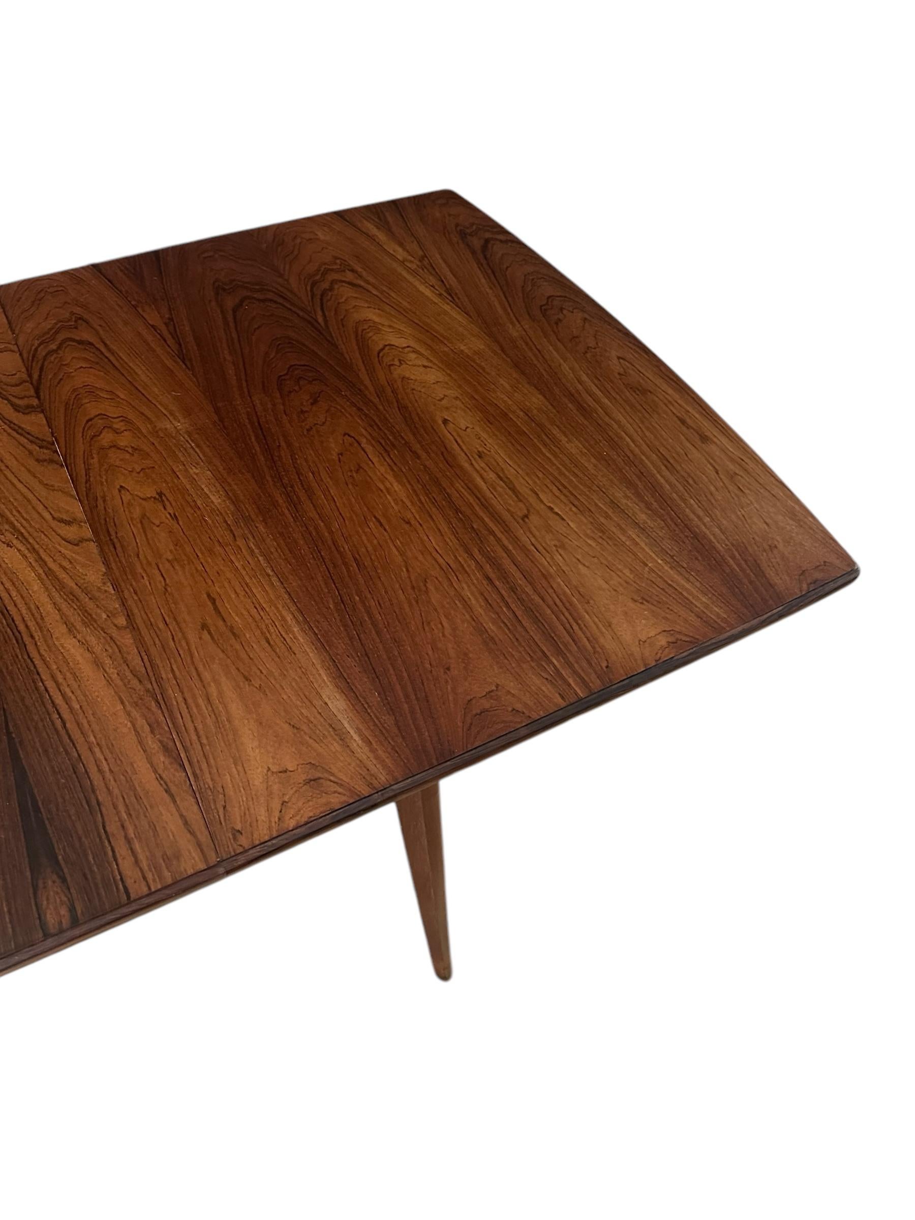 Mesa de Comedor Danesa Moderna de Palisandro Refinada con Dos Hojas en Bueno estado para la venta en Brooklyn, NY