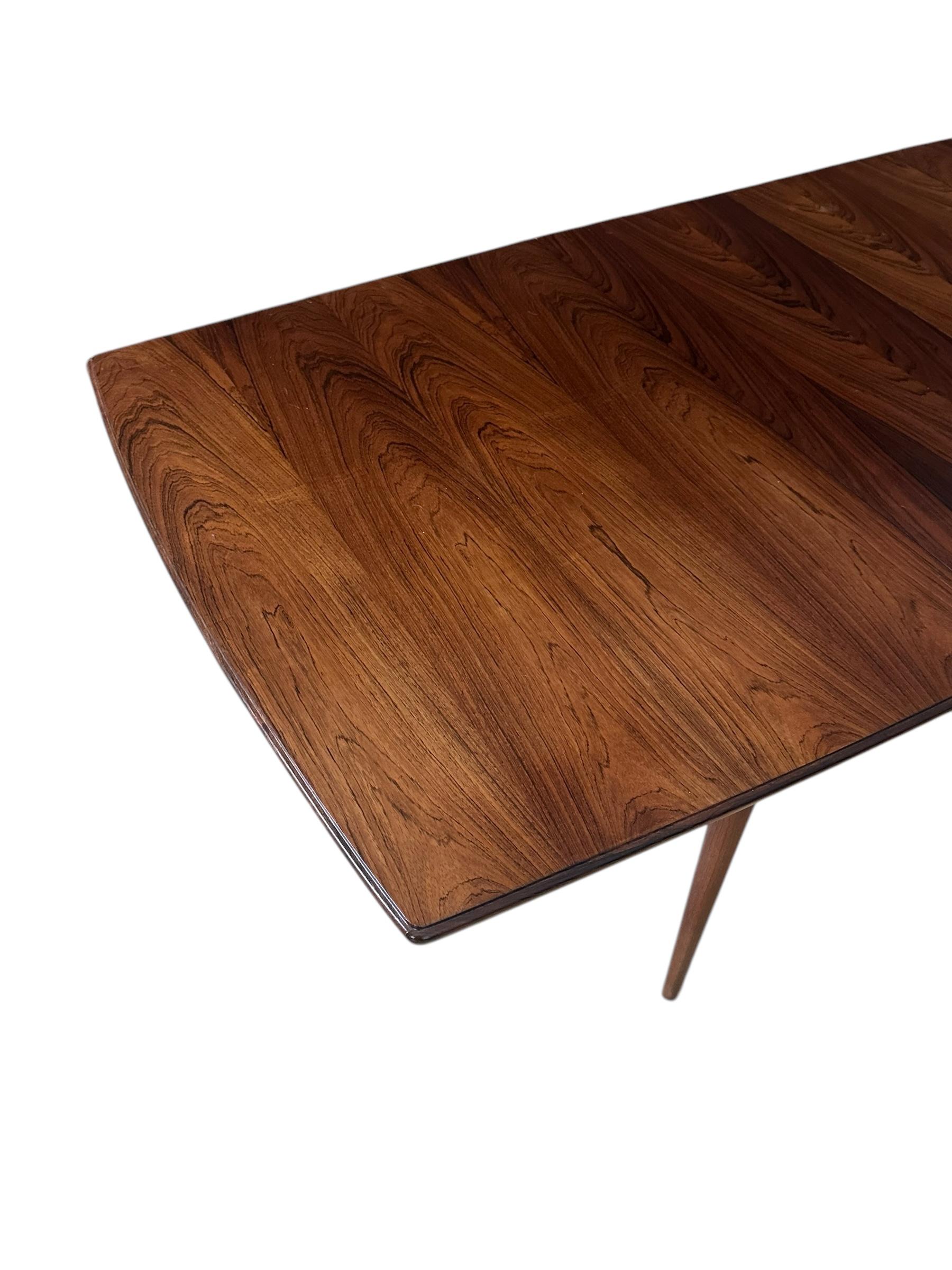 Mesa de Comedor Danesa Moderna de Palisandro Refinada con Dos Hojas Madera en venta