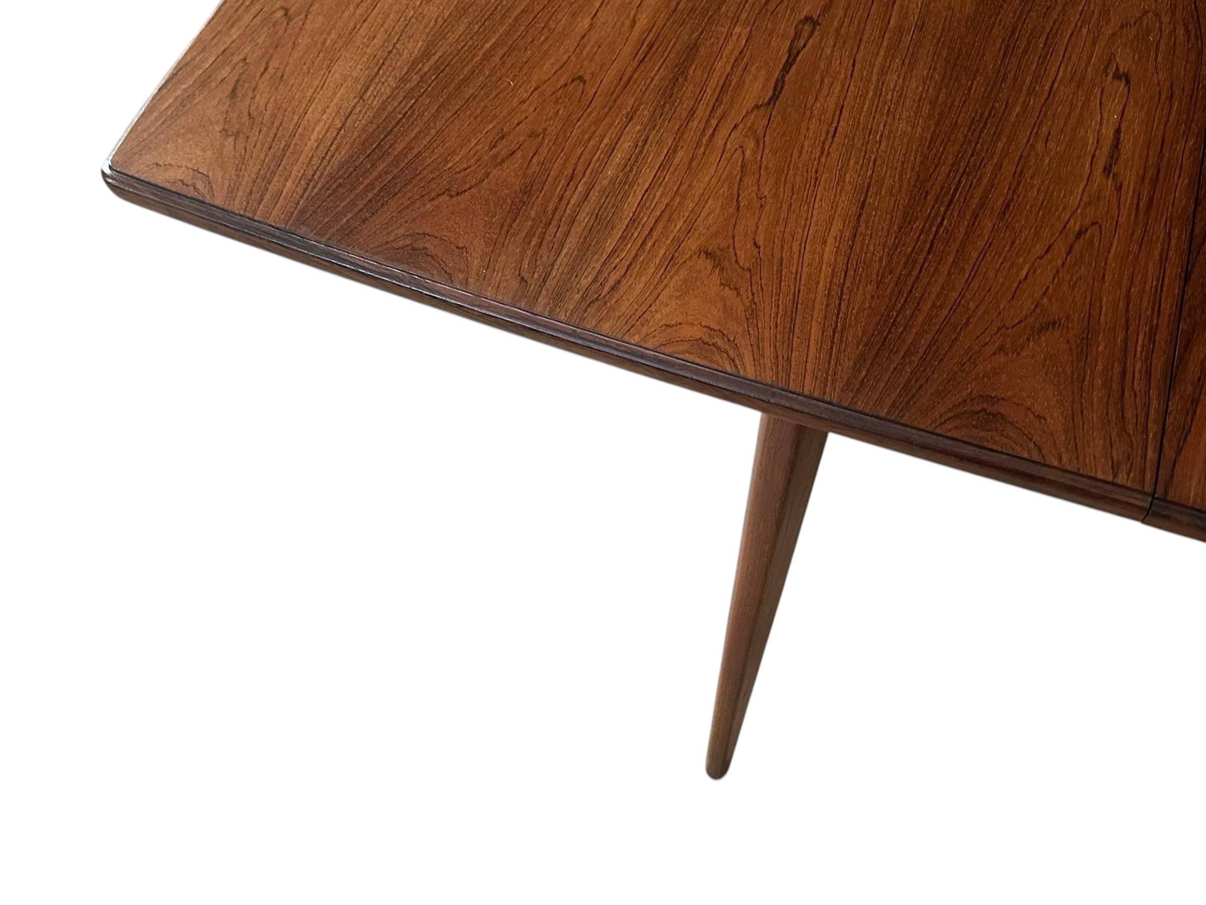 Mesa de Comedor Danesa Moderna de Palisandro Refinada con Dos Hojas en venta 2