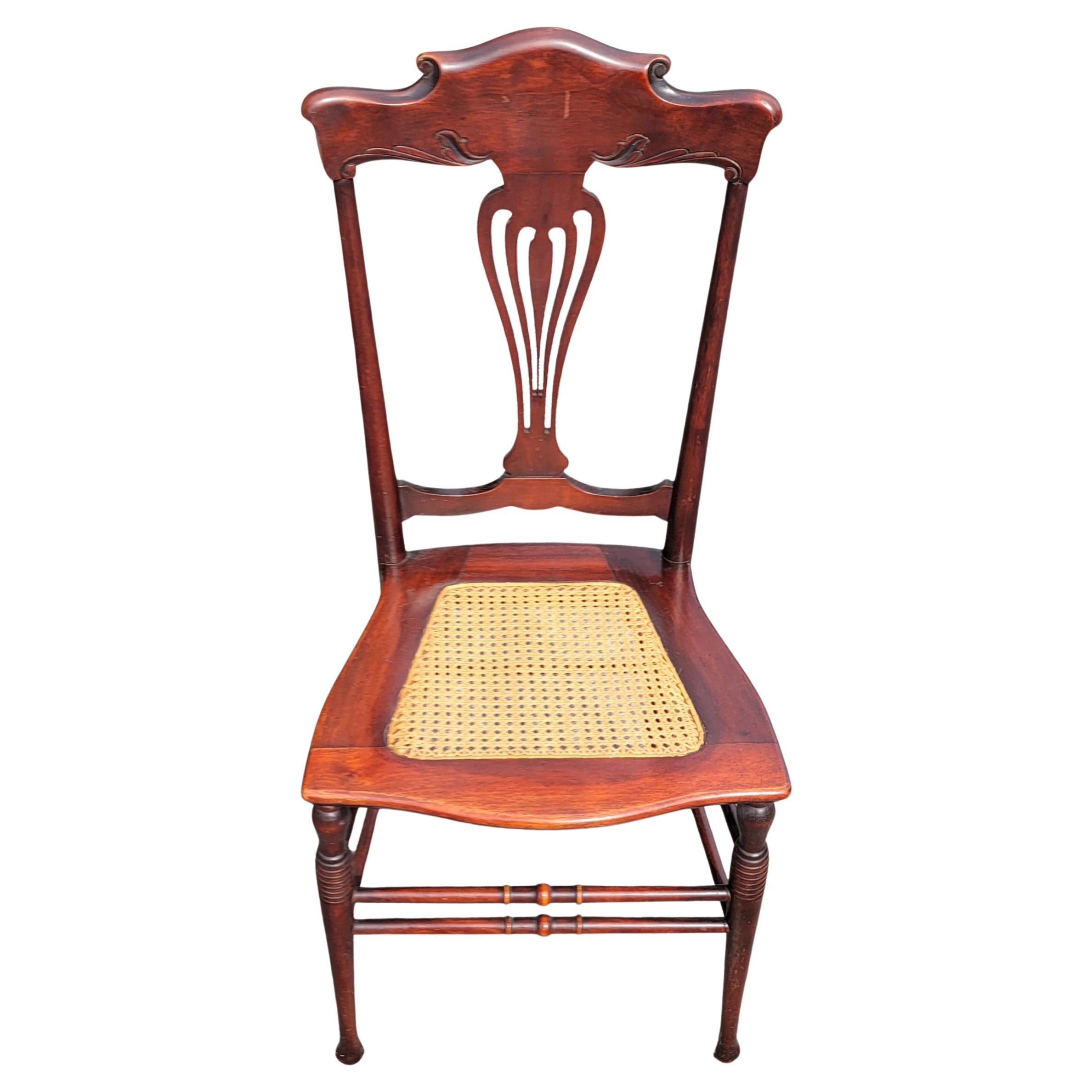 Chaise en acajou et canne à sucre du début de l'Empire américain, finement restaurée et en très bon état. Les cannes sont neuves et ont été récemment rénovées. Dimensions : 16 