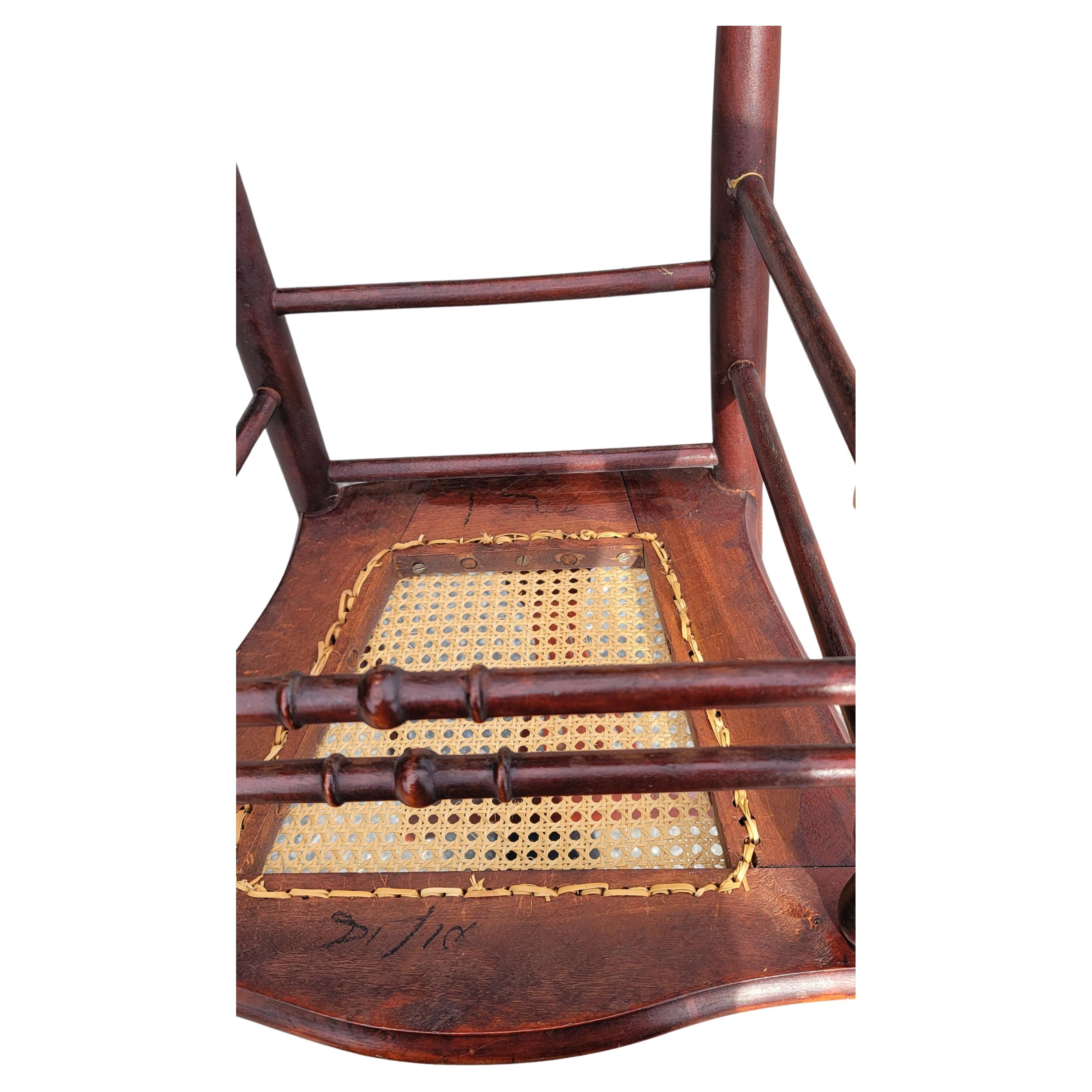 Chaise à assise en acajou et rotin du début de l'Empire américain restaurée en vente 2
