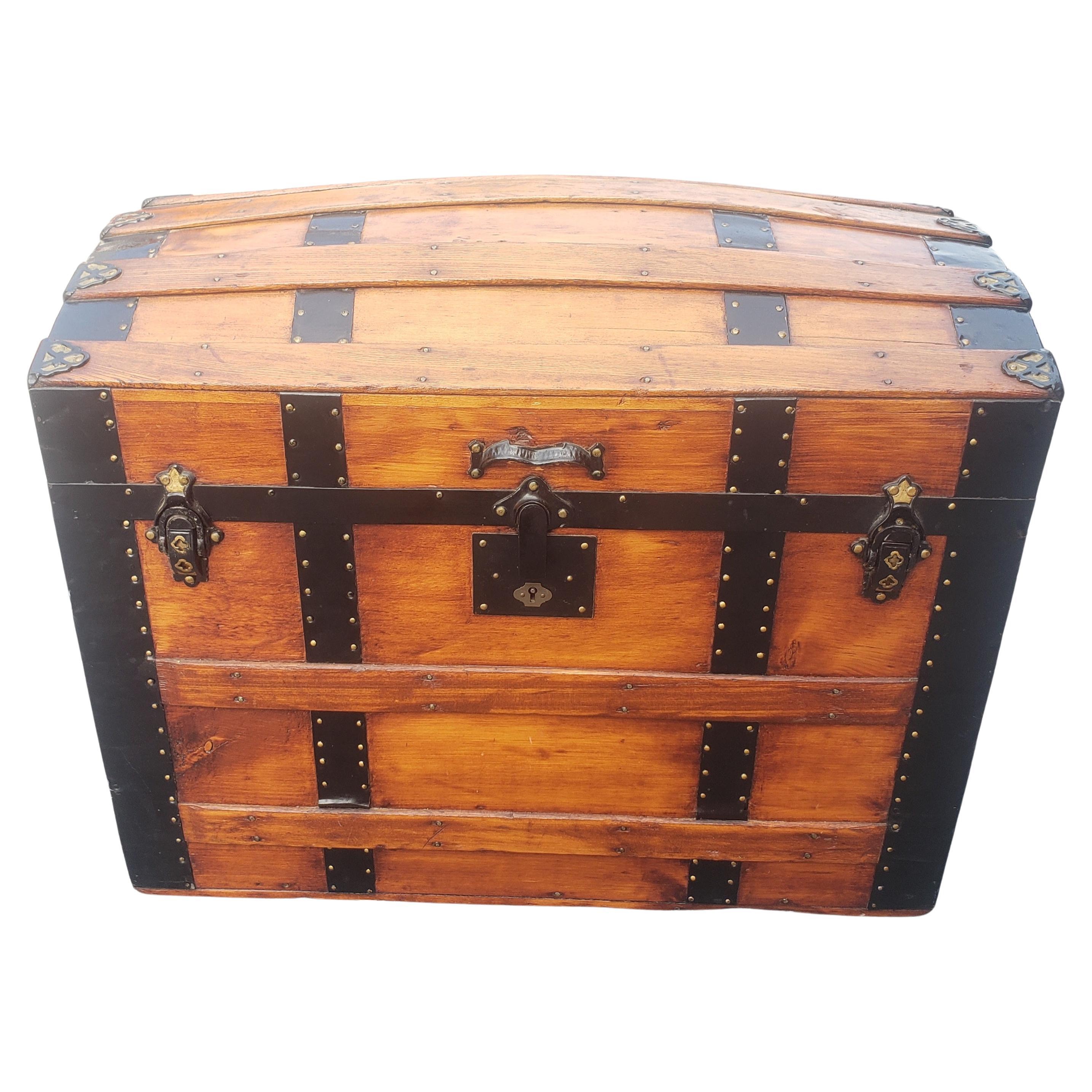 Refinished Early American Steamers Dome Top Kiefer und Eisen Blanket Chest Trunk