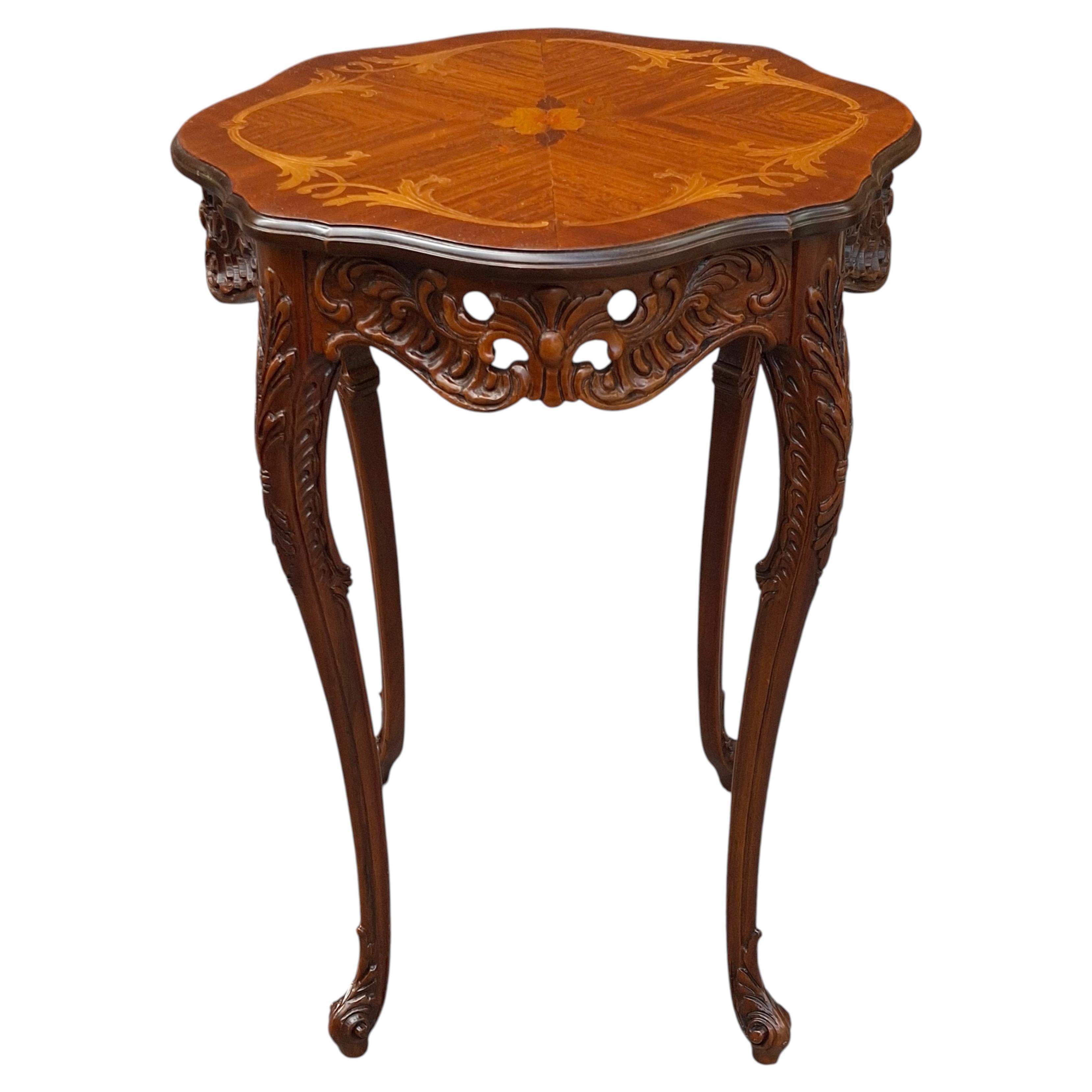 Mesa Auxiliar o de Lámpara Francesa Estilo Luis XV Tallada en Nogal y Marquetería Refinada en venta