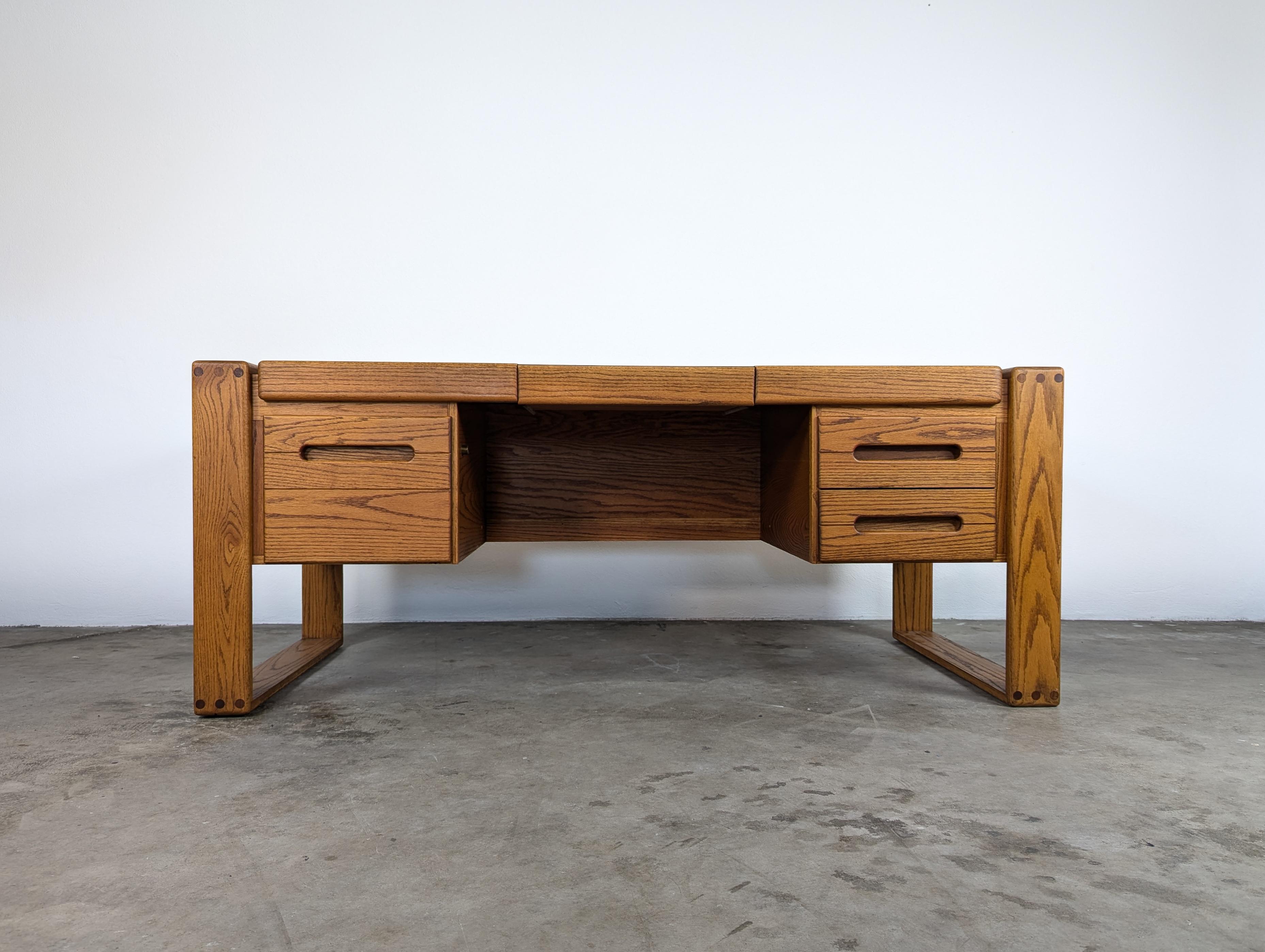 For sale is a stunning, in original condition, desk designed by the iconic Lou Hodges for the California Design Group in 1979. This piece is a true testament to Hodges' unparalleled craftsmanship and keen sense of functional design.

The desk is