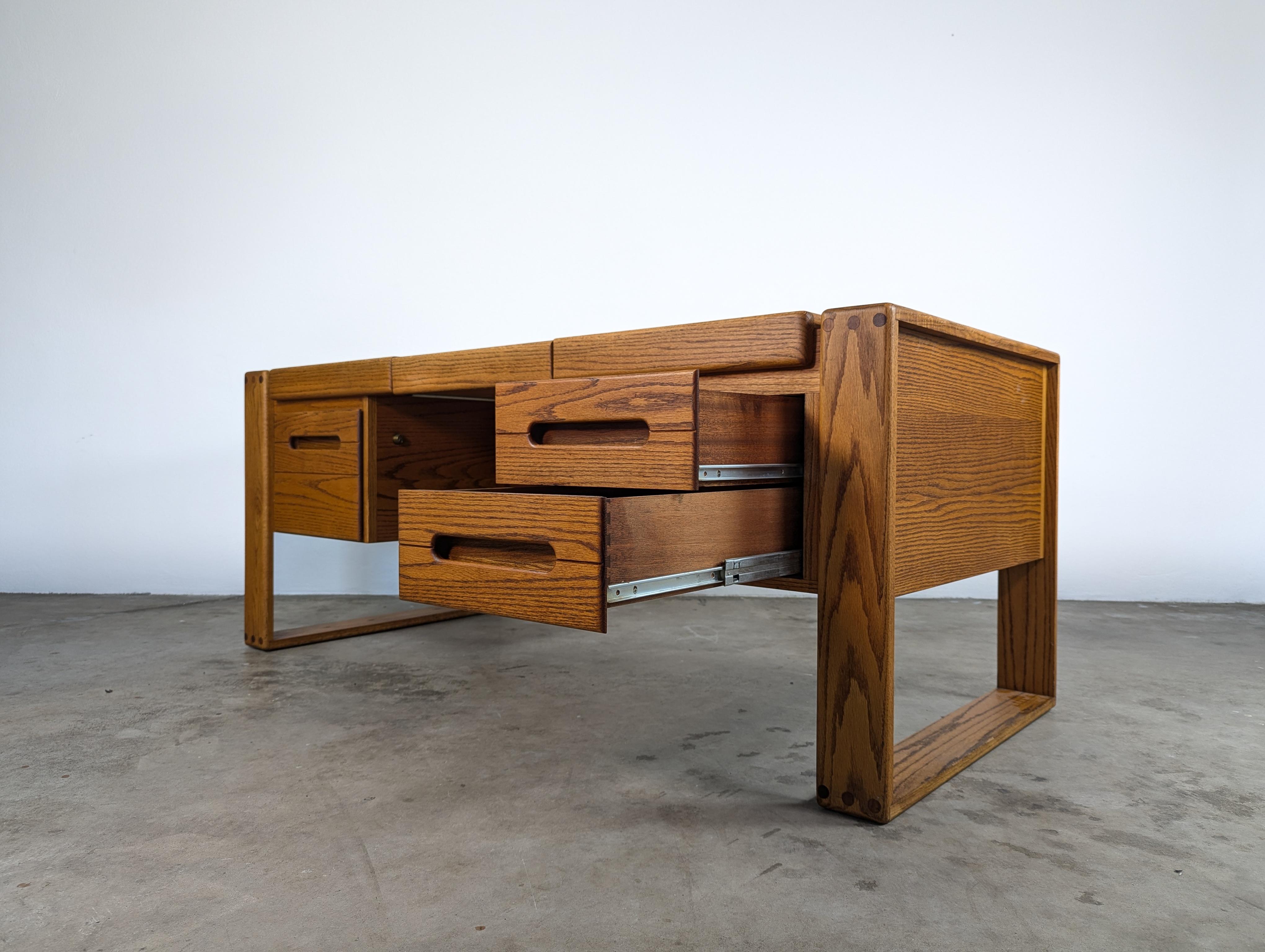 Mid Century Lou Hodges Handcrafted Oak Desk for California Design Group, c1970s In Good Condition In Chino Hills, CA
