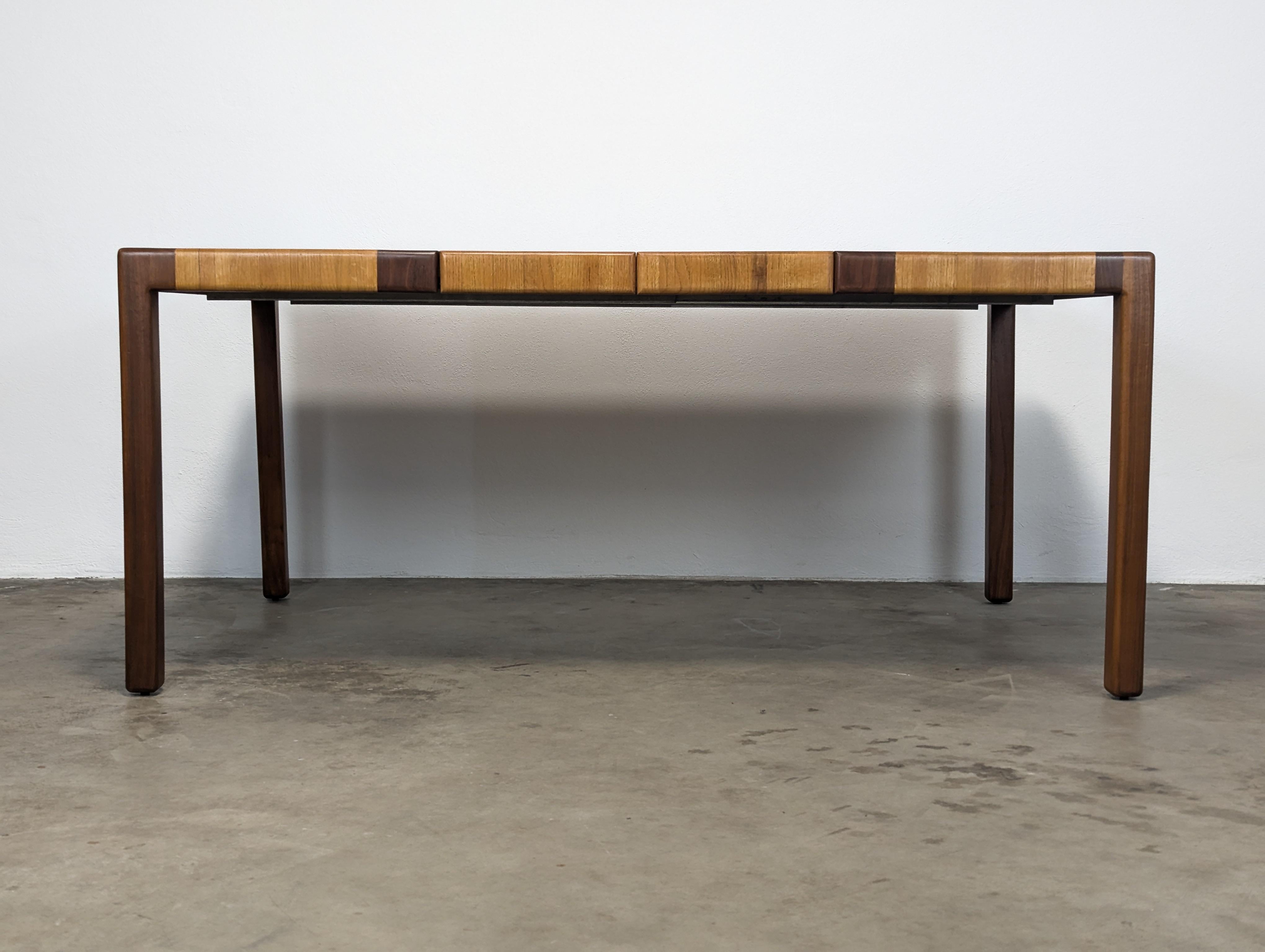 Table de salle à manger Lou Hodges restaurée à la main pour California Design Group en vente 3