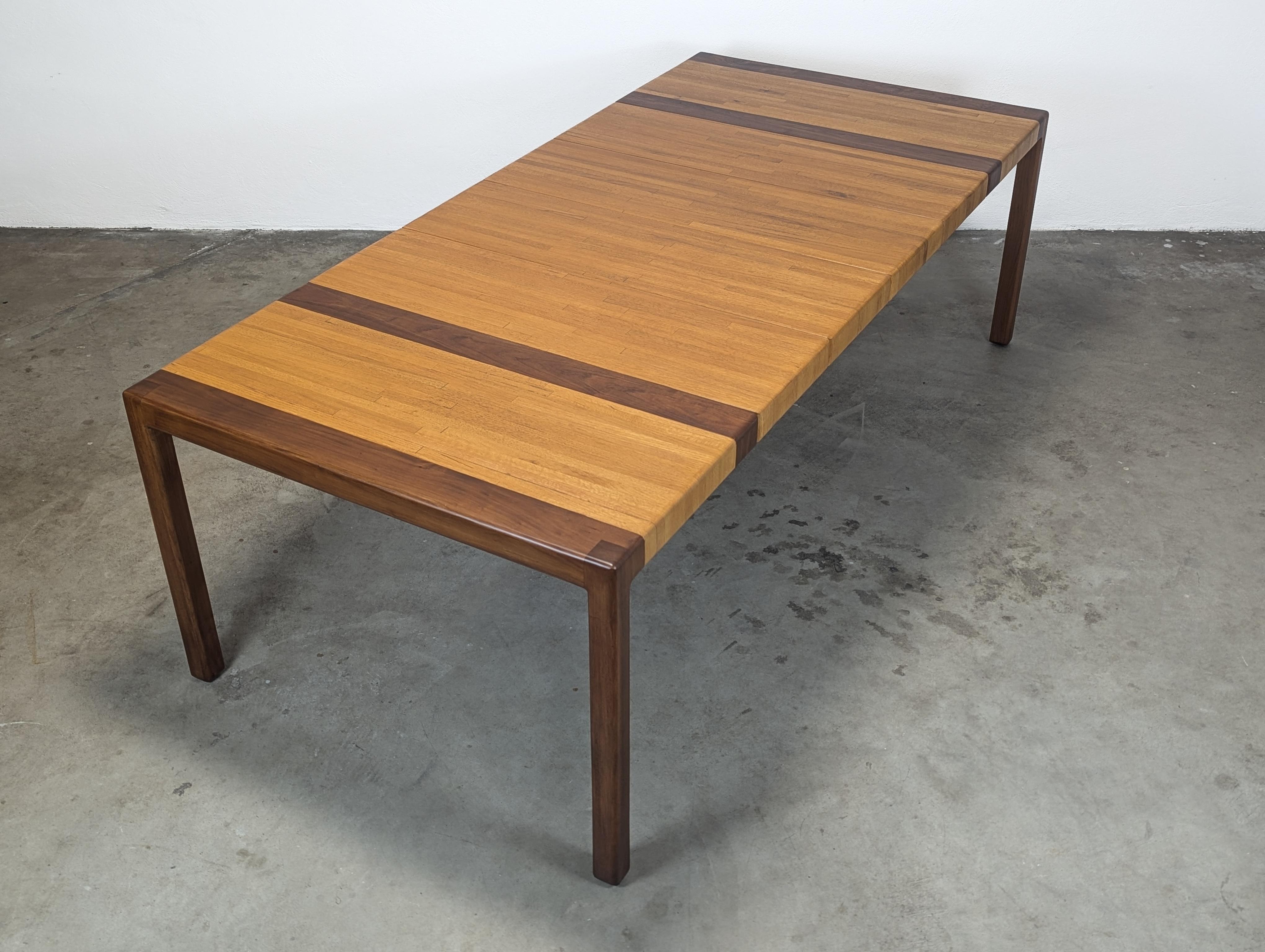 Voici une superbe table de salle à manger vintage de style moderne du milieu du siècle, restaurée et fabriquée par Lou Hodges pour le California Design Group en 1979. Cette pièce exquise, fièrement étiquetée avec la marque du fabricant en dessous,