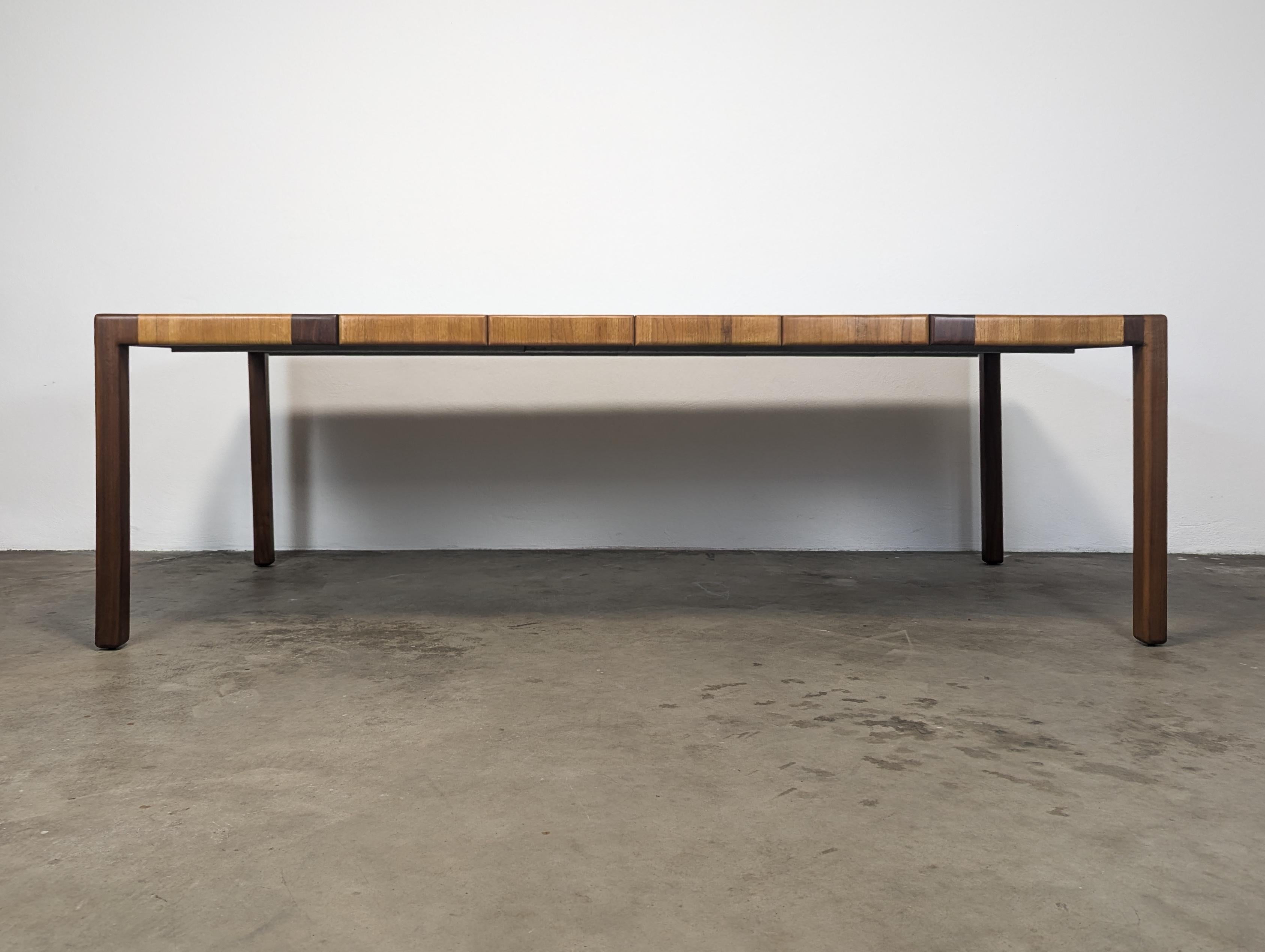 Chêne Table de salle à manger Lou Hodges restaurée à la main pour California Design Group en vente