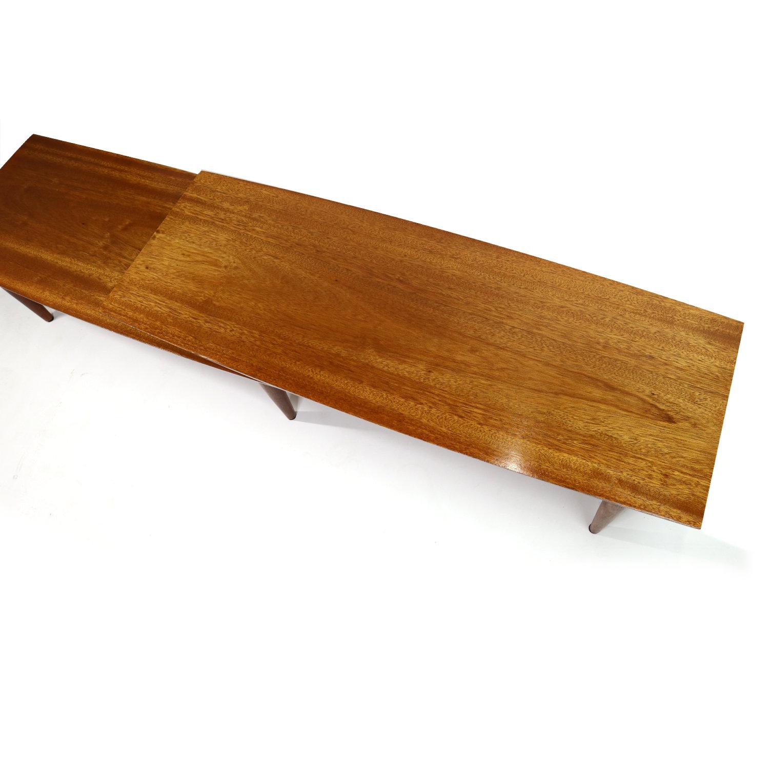 Refinished Mahogany Mid-Century Modern Pivoting Boomerang Swivel Coffee Table In Excellent Condition In Chattanooga, TN