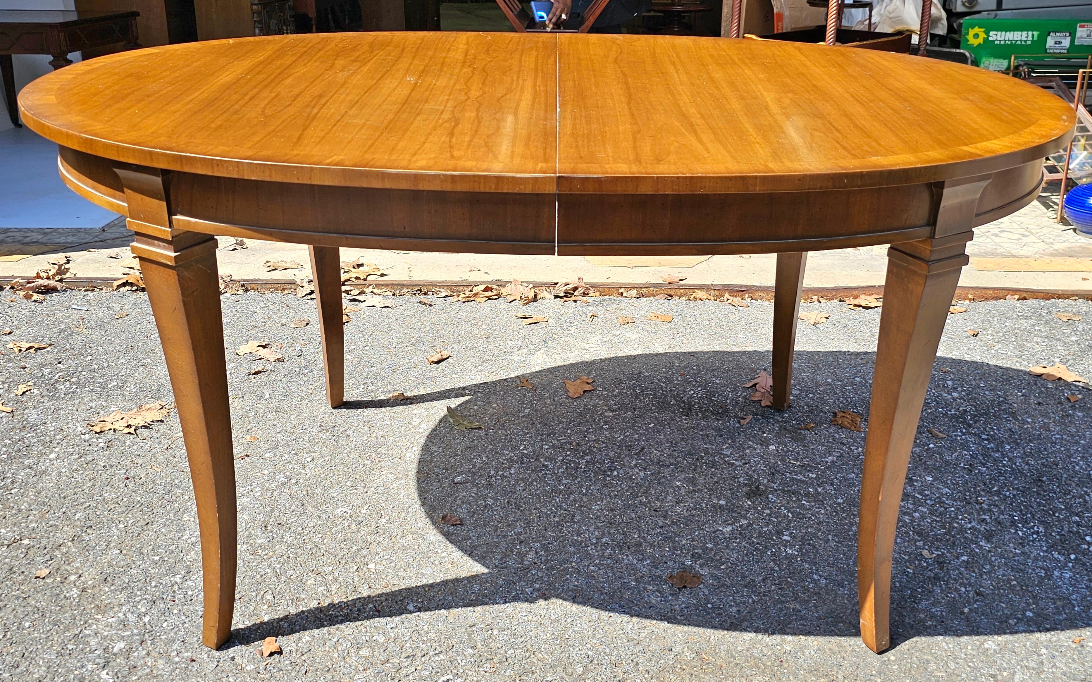Mid-Century Modern Table de salle à manger en noyer fruitier du milieu du siècle de Drexel Consulate Series en vente