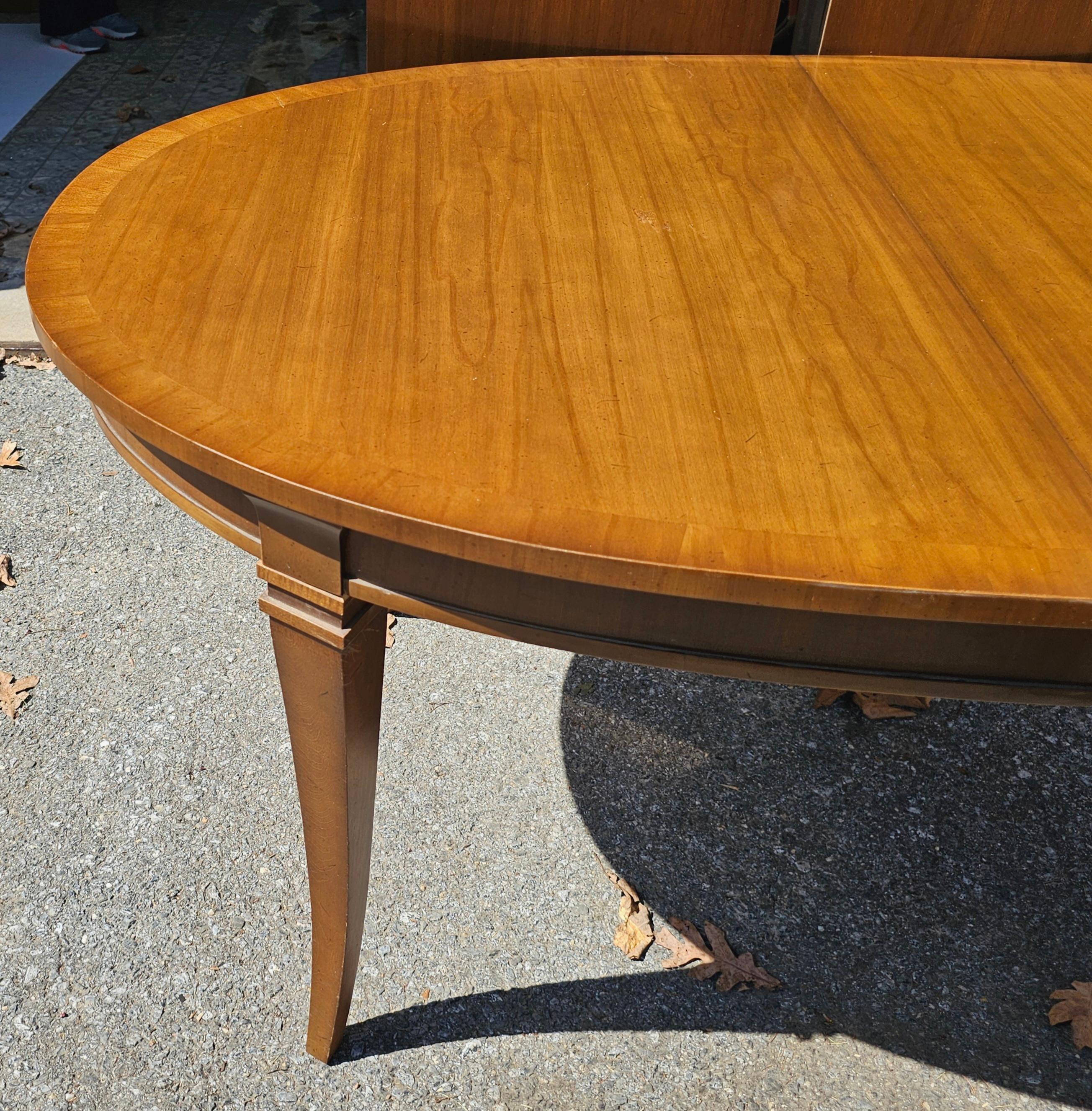 Américain Table de salle à manger en noyer fruitier du milieu du siècle de Drexel Consulate Series en vente