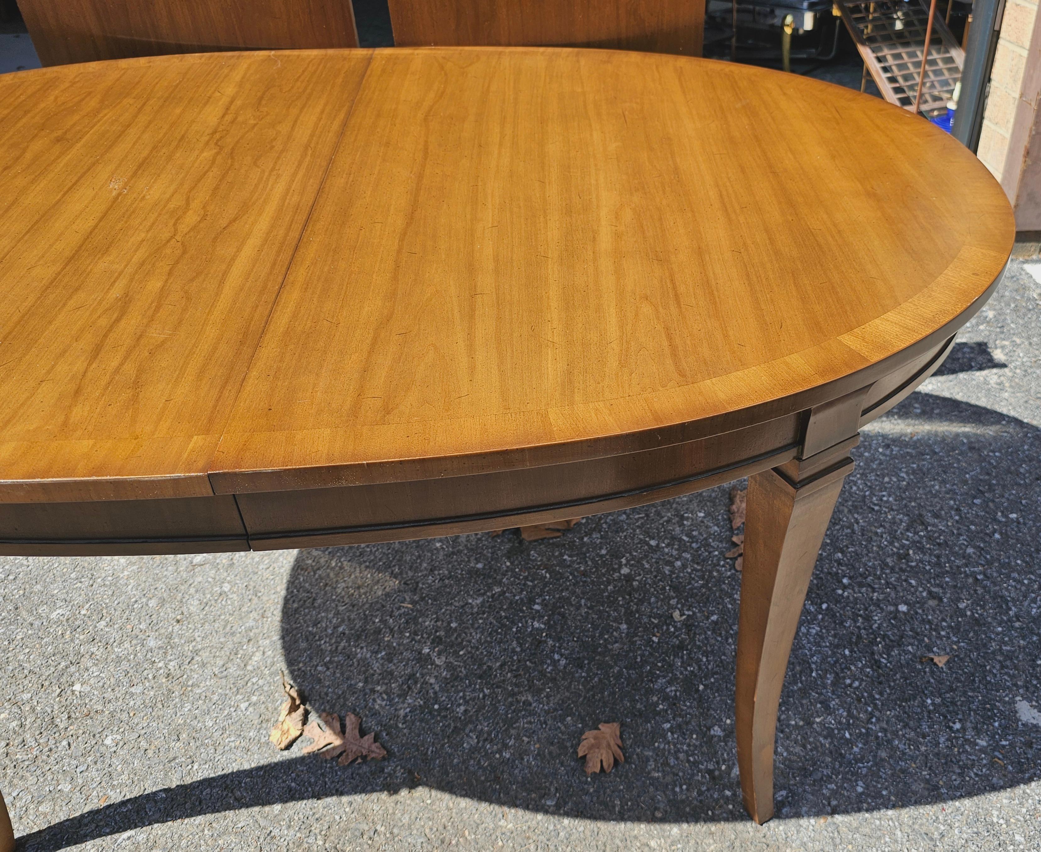 Autre Table de salle à manger en noyer fruitier du milieu du siècle de Drexel Consulate Series en vente