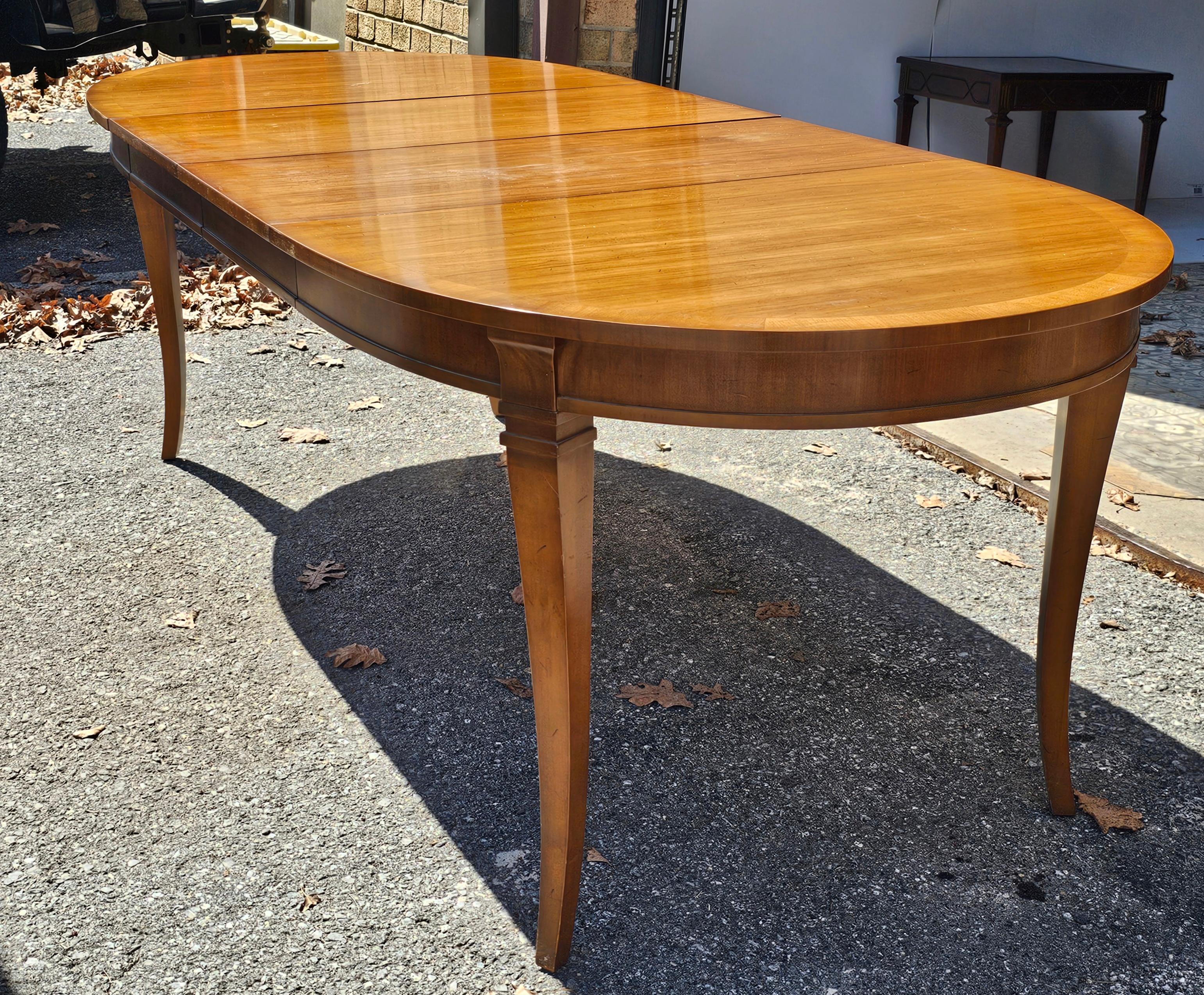 Table de salle à manger en noyer fruitier du milieu du siècle de Drexel Consulate Series Bon état - En vente à Germantown, MD