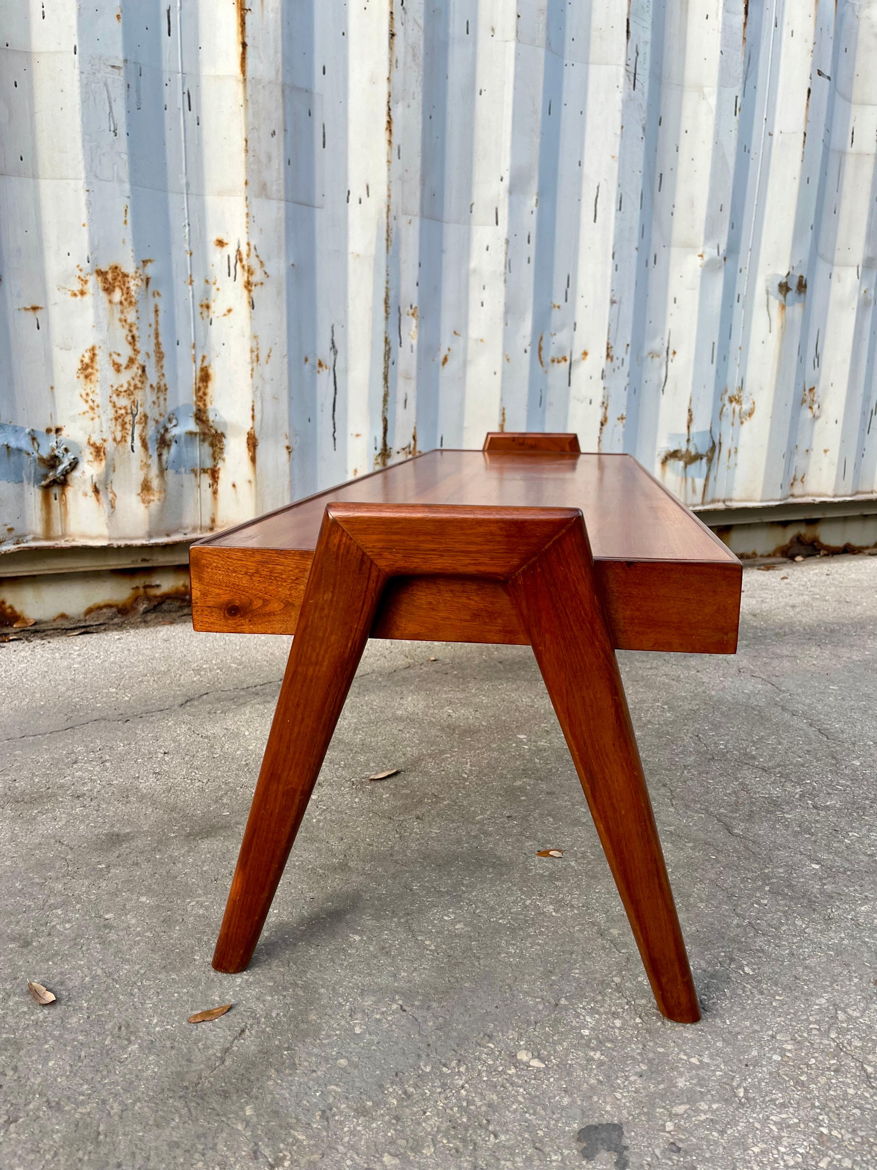 Table basse moderne du milieu du siècle dernier, restaurée par Otmar de Cincinnati C 1960s en vente 2