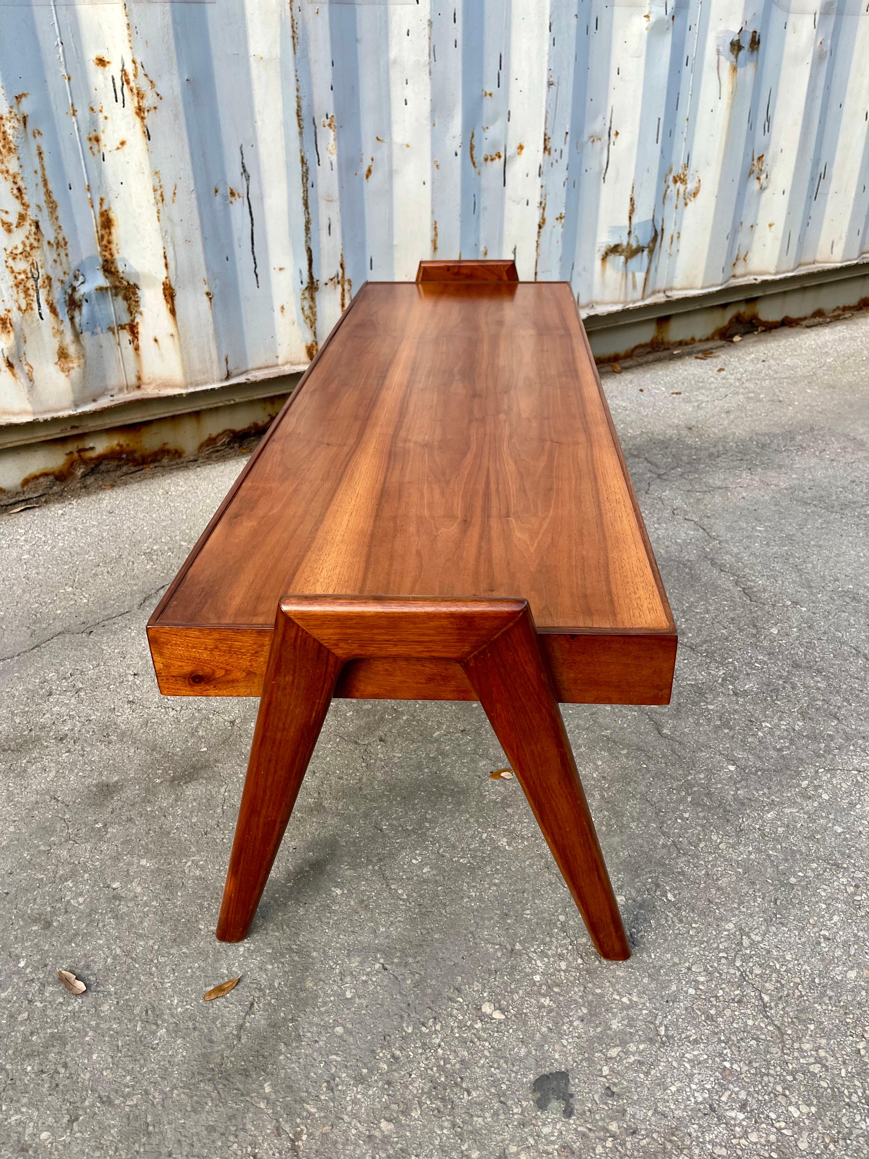 Table basse moderne du milieu du siècle dernier, restaurée par Otmar de Cincinnati C 1960s en vente 3