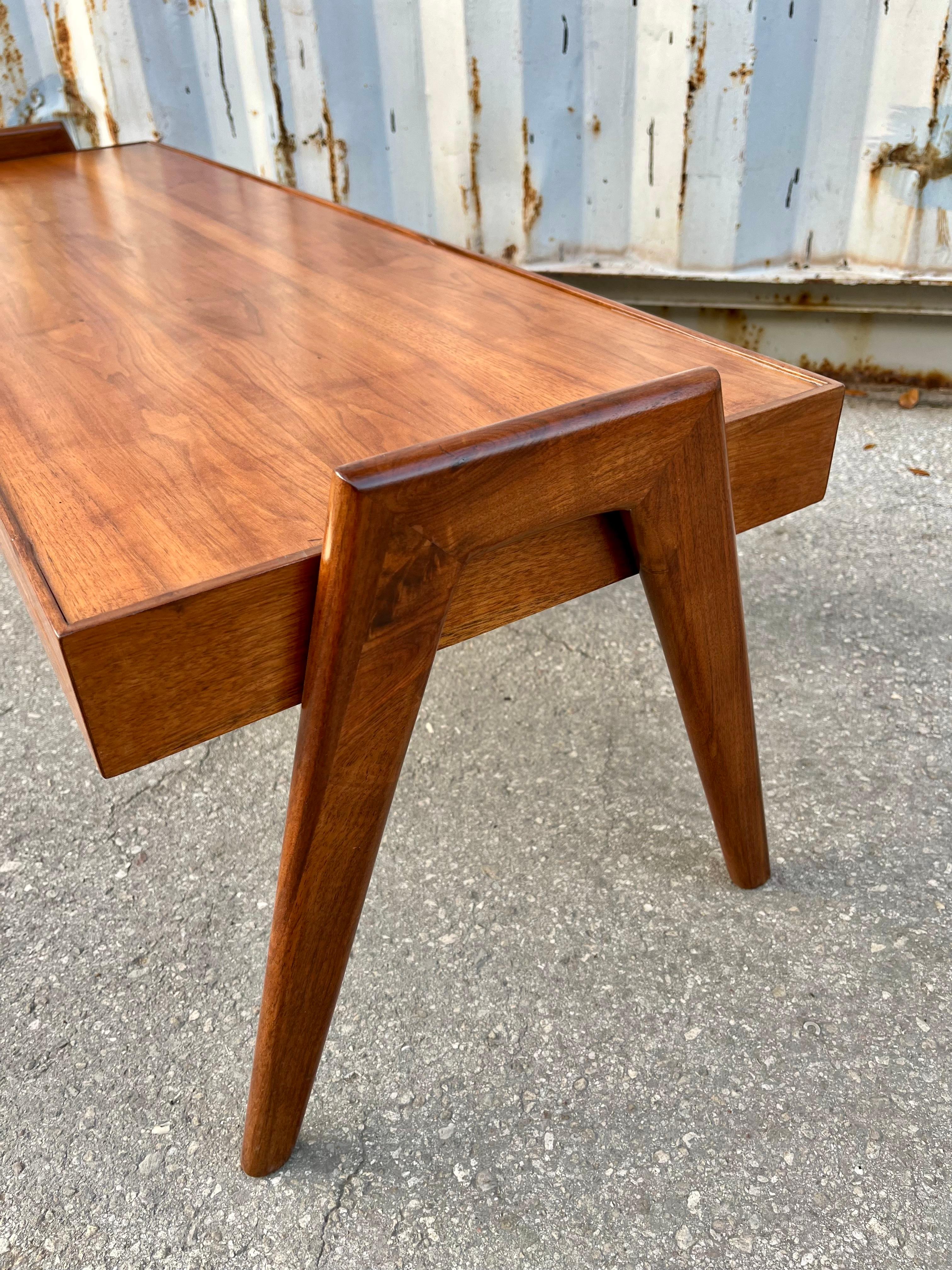 Table basse moderne du milieu du siècle dernier, restaurée par Otmar de Cincinnati C 1960s en vente 4