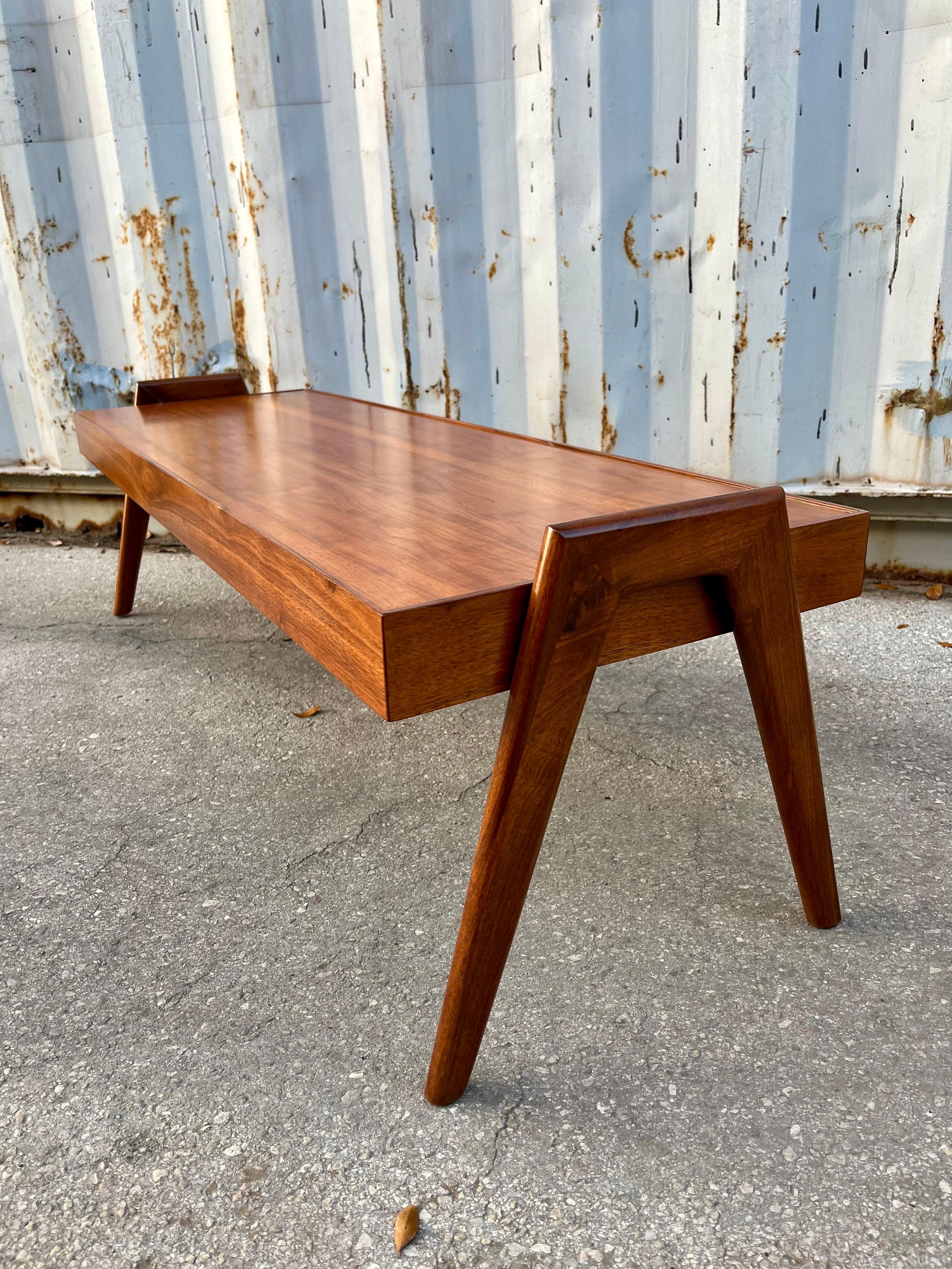 Table basse moderne du milieu du siècle dernier, restaurée par Otmar de Cincinnati C 1960s en vente 5