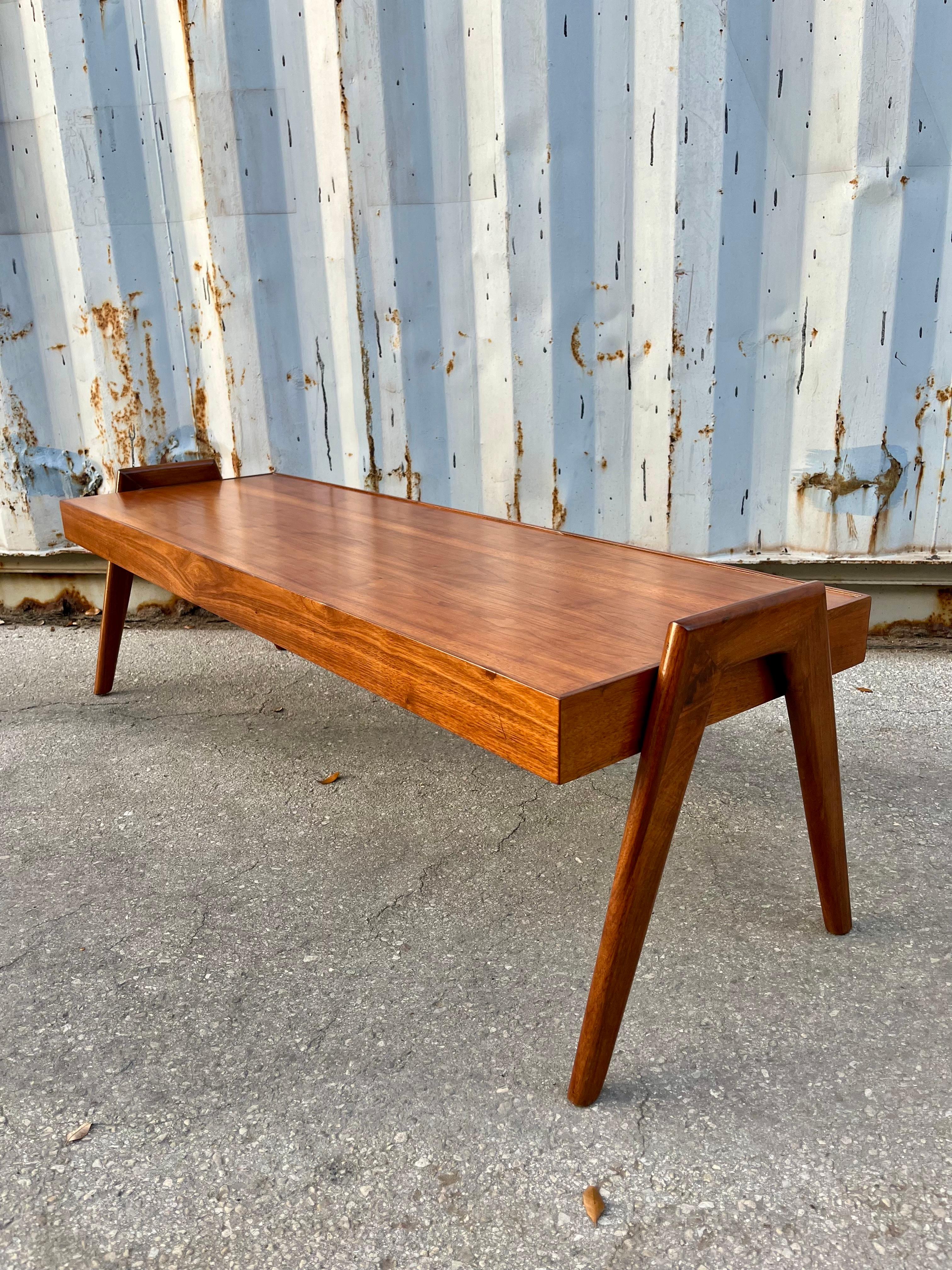 Table basse moderne du milieu du siècle dernier, restaurée par Otmar de Cincinnati C 1960s en vente 7