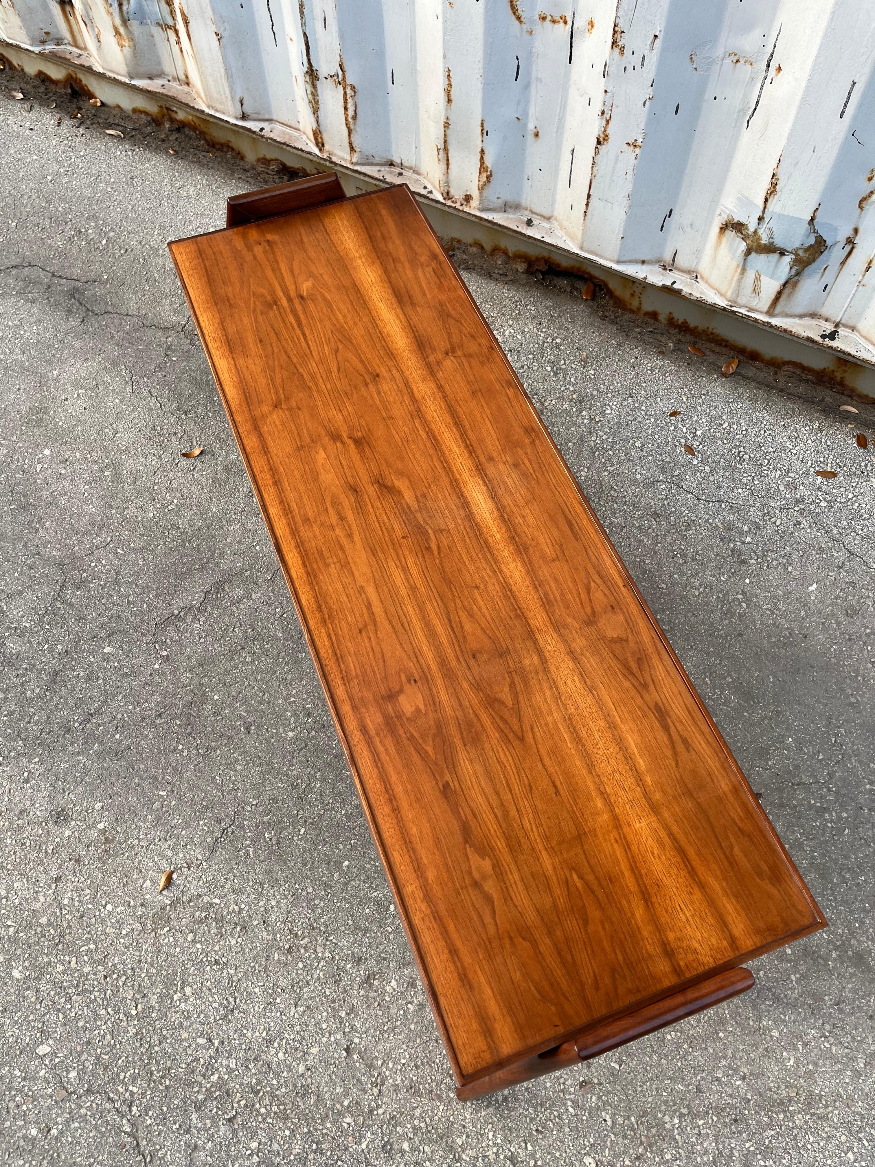 Table basse moderne du milieu du siècle dernier, restaurée par Otmar de Cincinnati C 1960s en vente 9
