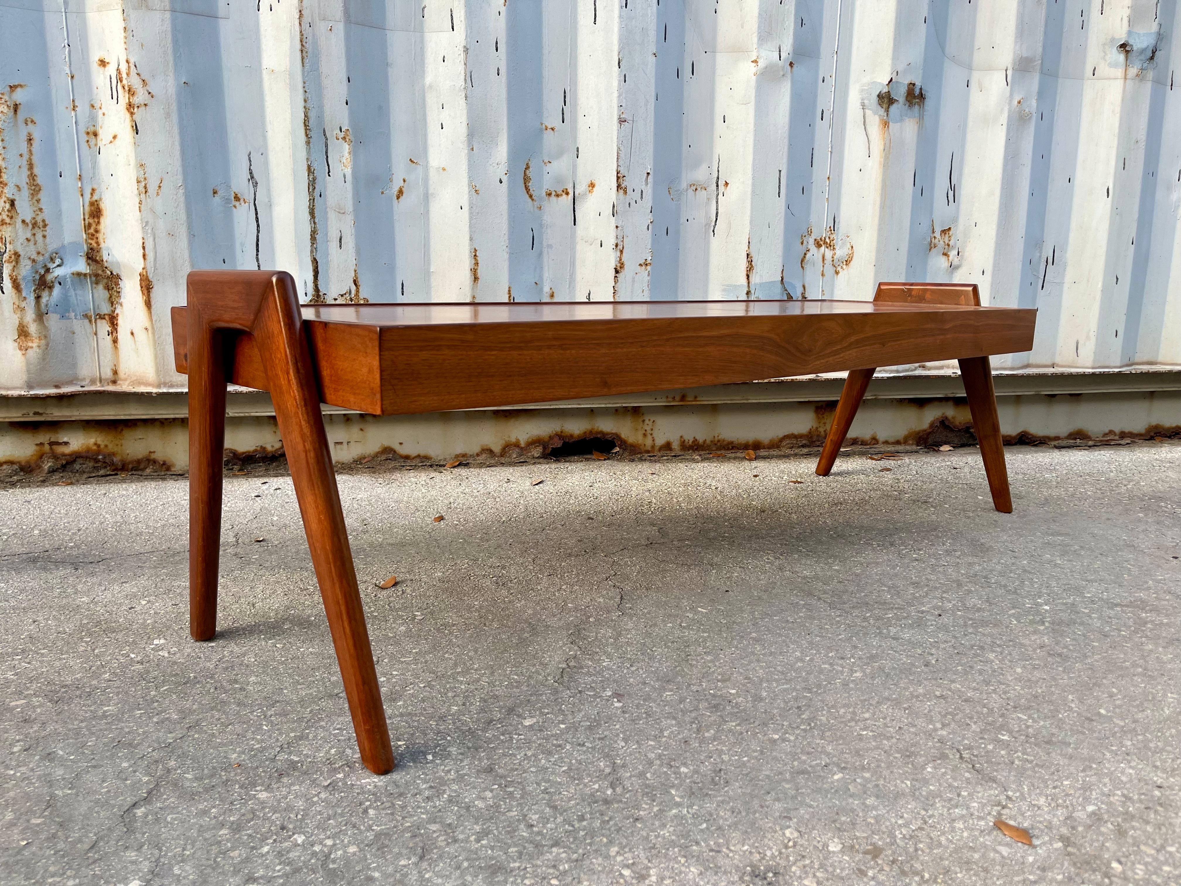 Table basse moderne du milieu du siècle dernier, restaurée par Otmar de Cincinnati C 1960s en vente 10