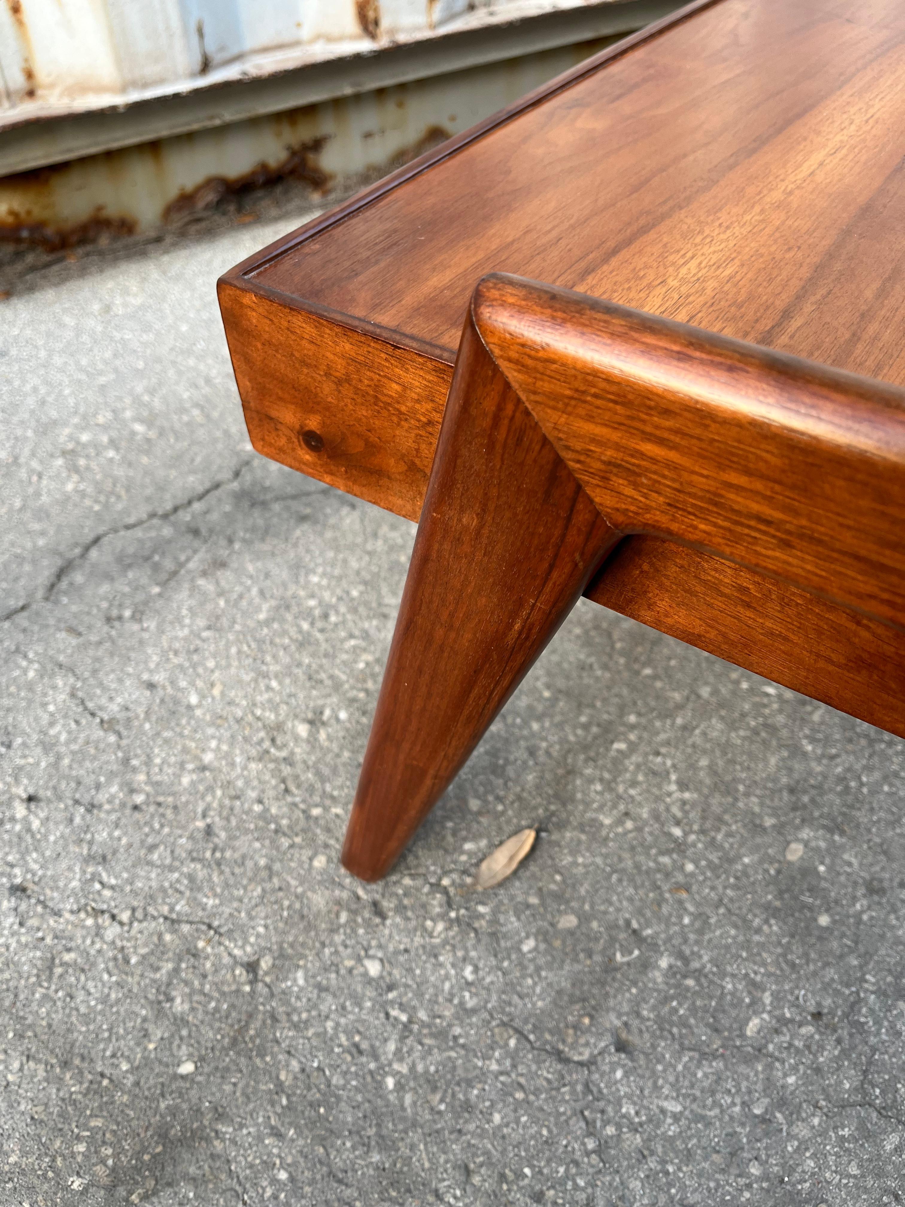 Table basse moderne du milieu du siècle dernier, restaurée par Otmar de Cincinnati C 1960s en vente 11