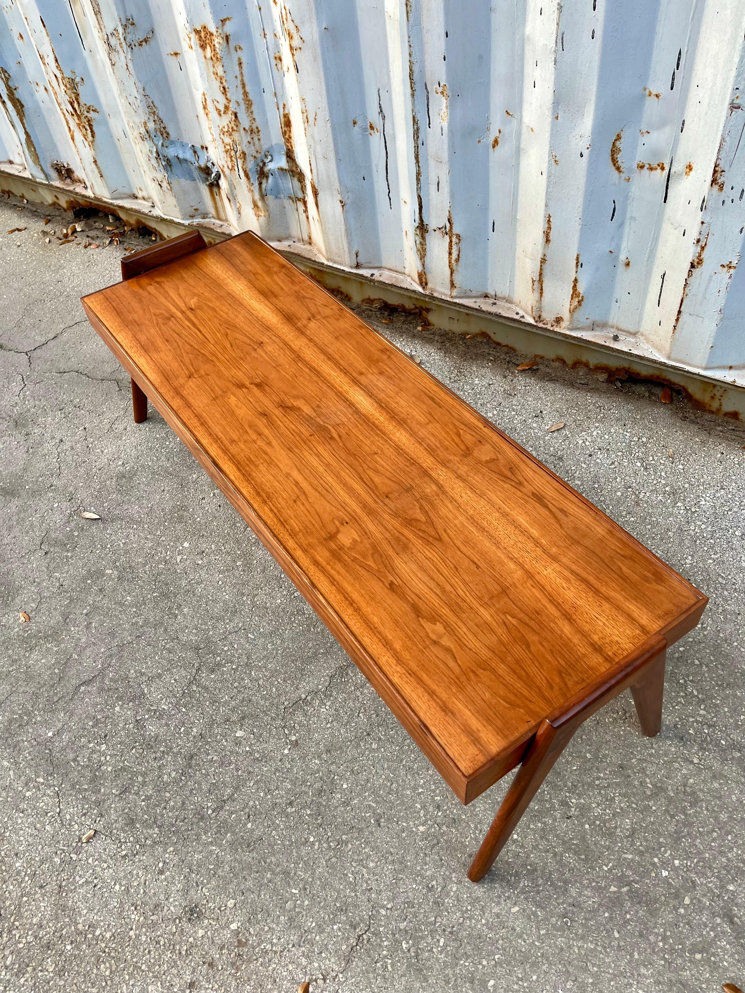 Vinatge Fully Refinishefd Mid Century Modern Coffee Table By Otmar Of Cincinnati. Circa 1960s
Ce meuble présente la quintessence du design moderne du milieu du siècle dernier avec ses deux pieds en forme de U renversé et son magnifique grain de bois