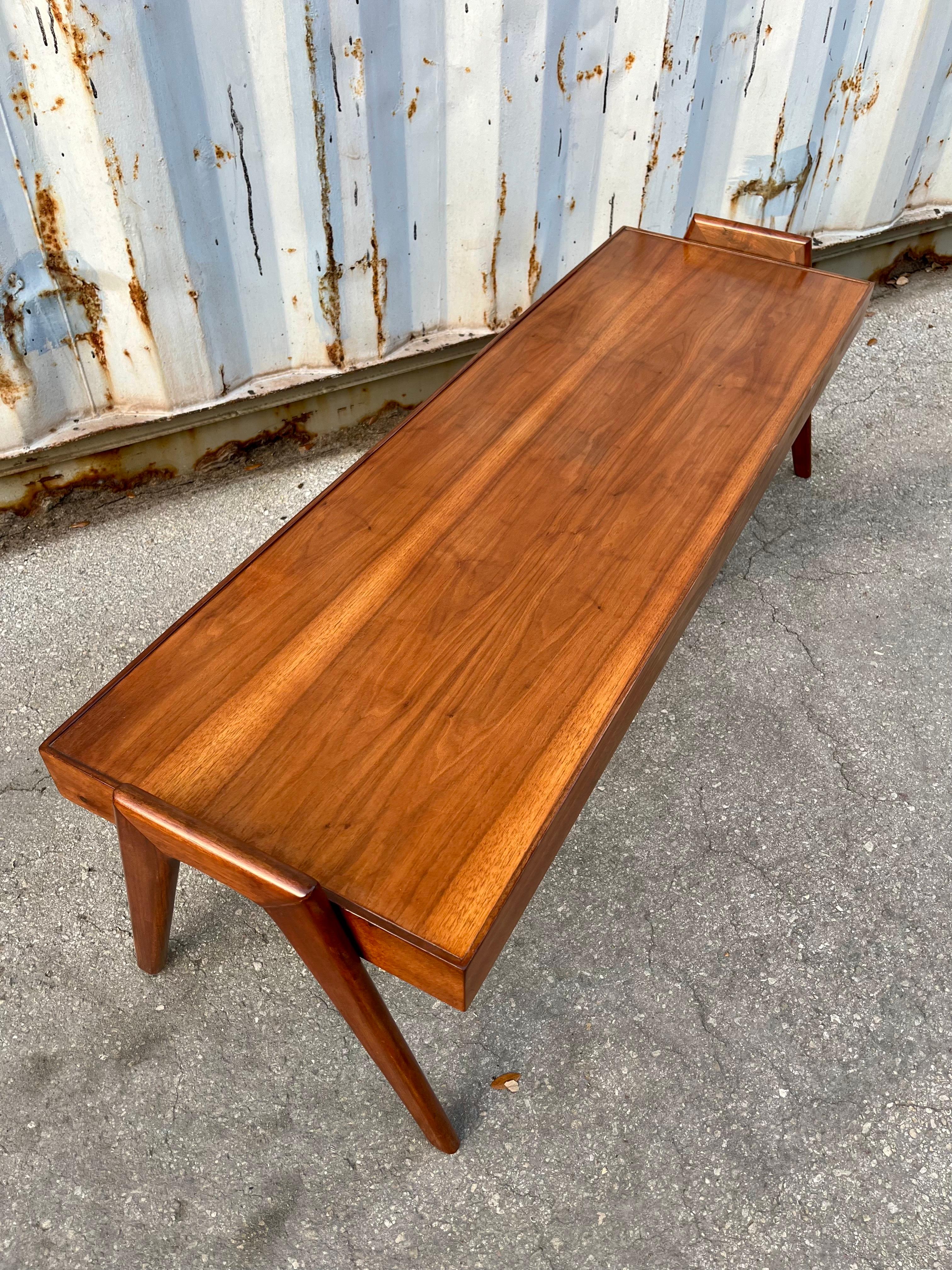 Mid-Century Modern Table basse moderne du milieu du siècle dernier, restaurée par Otmar de Cincinnati C 1960s en vente