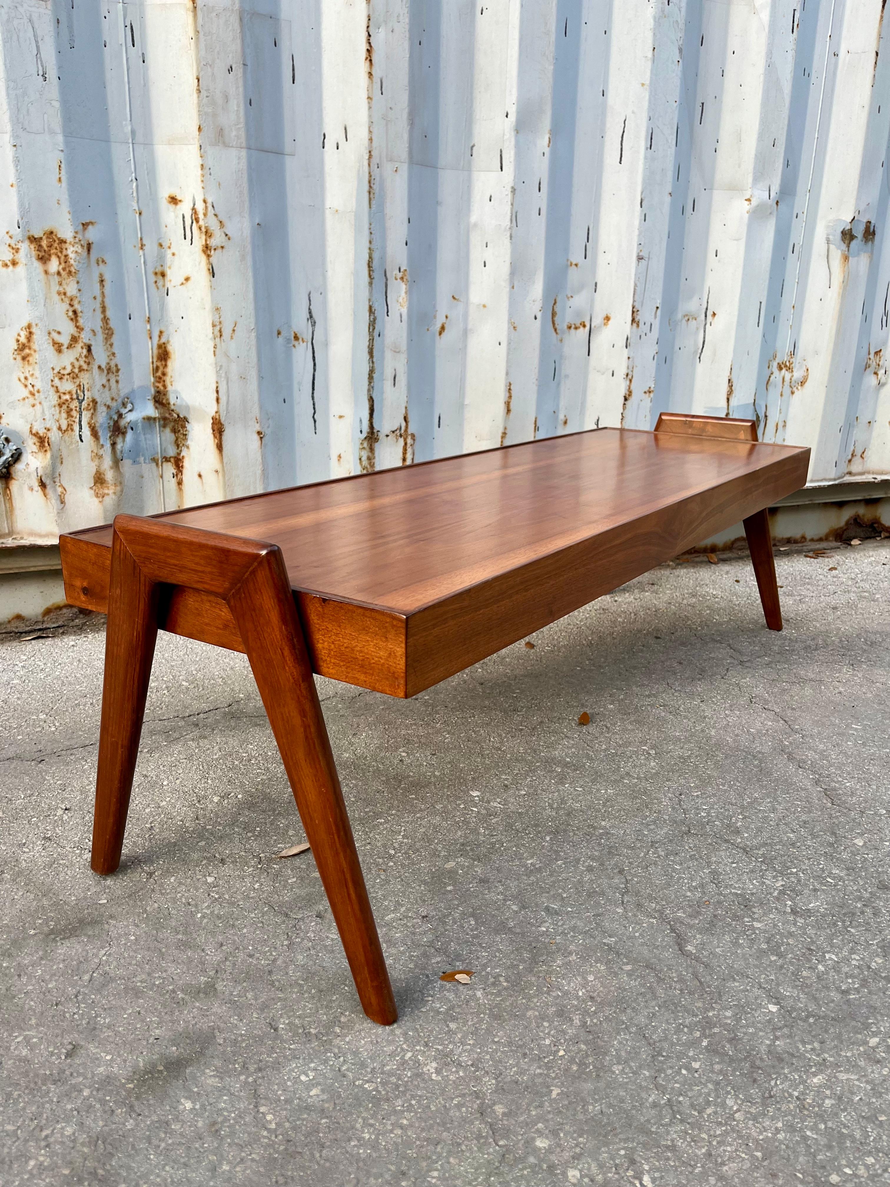 Américain Table basse moderne du milieu du siècle dernier, restaurée par Otmar de Cincinnati C 1960s en vente