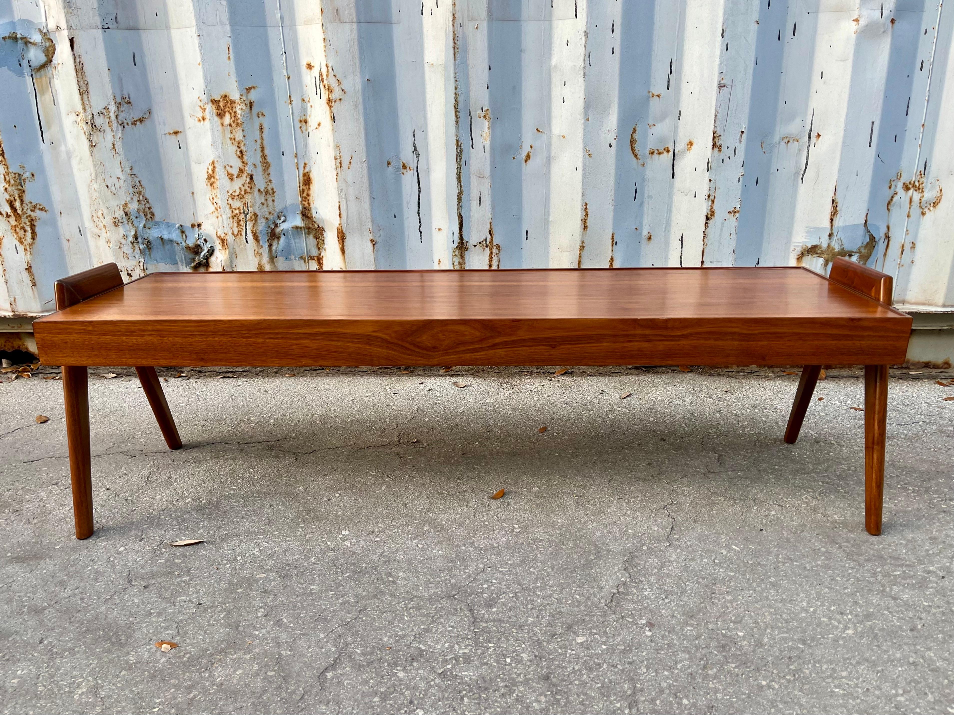 Table basse moderne du milieu du siècle dernier, restaurée par Otmar de Cincinnati C 1960s Bon état - En vente à Miami, FL