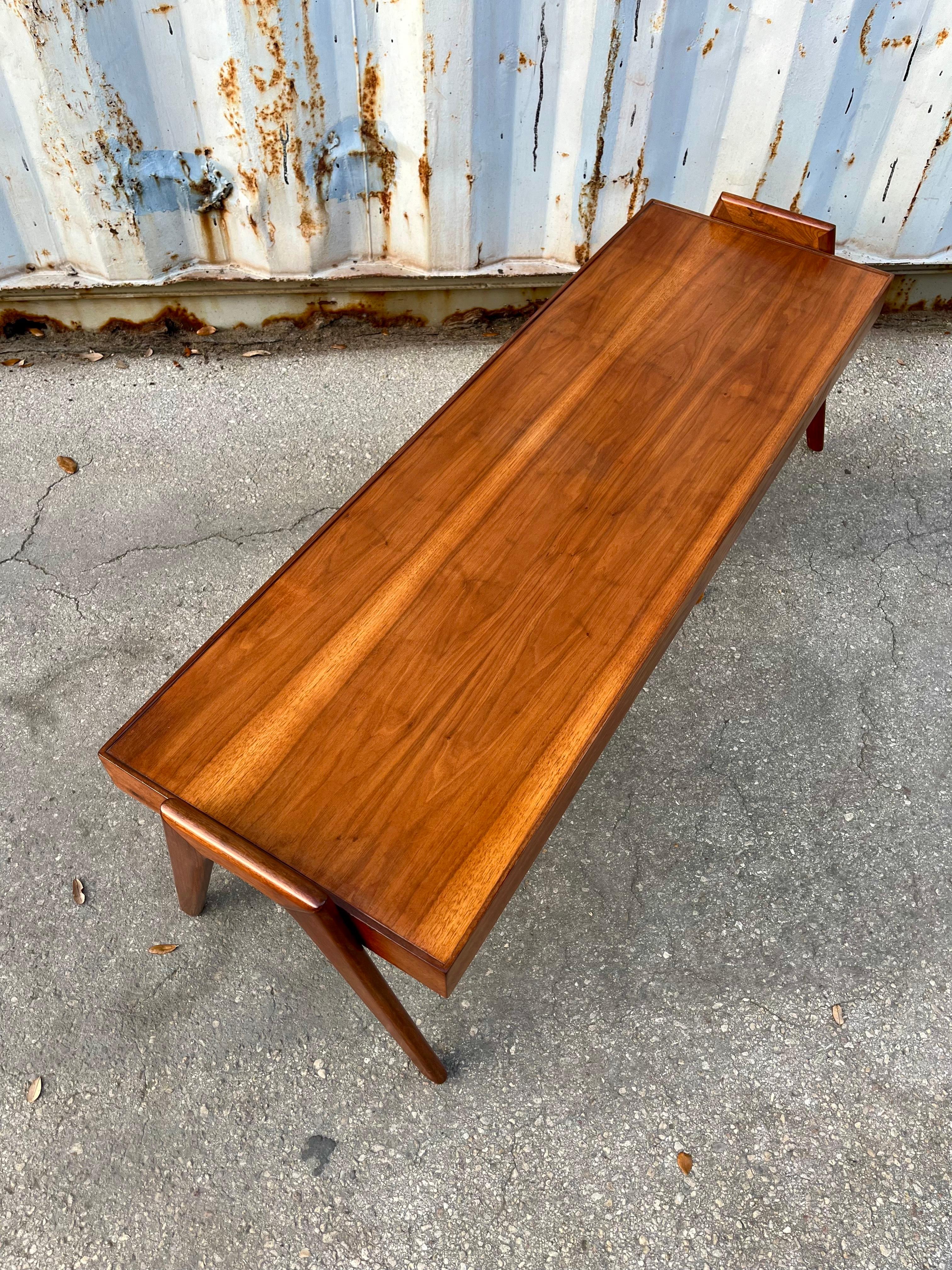 Noyer Table basse moderne du milieu du siècle dernier, restaurée par Otmar de Cincinnati C 1960s en vente
