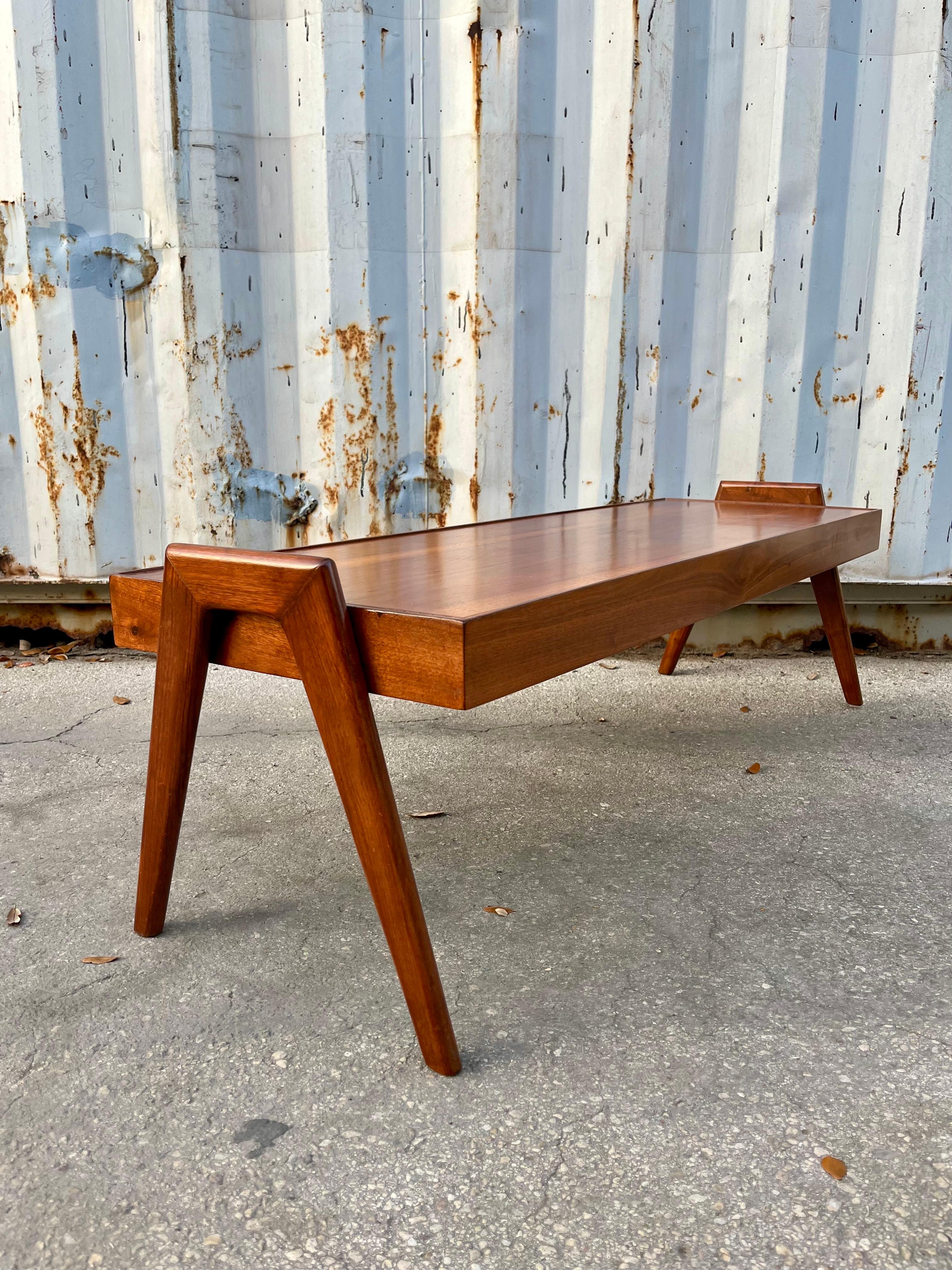 Table basse moderne du milieu du siècle dernier, restaurée par Otmar de Cincinnati C 1960s en vente 1