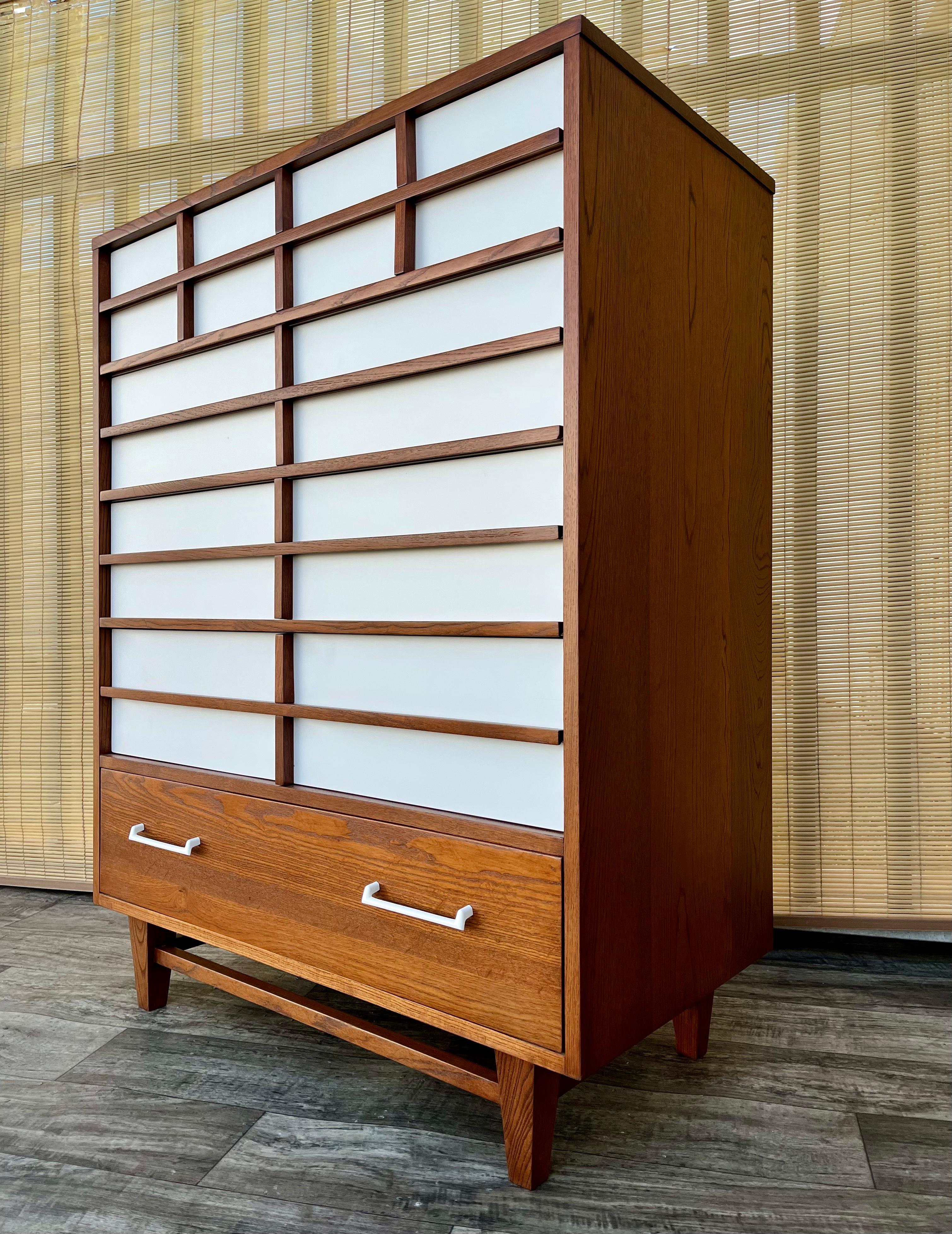 Comò Highboy di Royal Palm Furniture, rifinito in stile Mid-Century Modern. A.I.C. in vendita 3