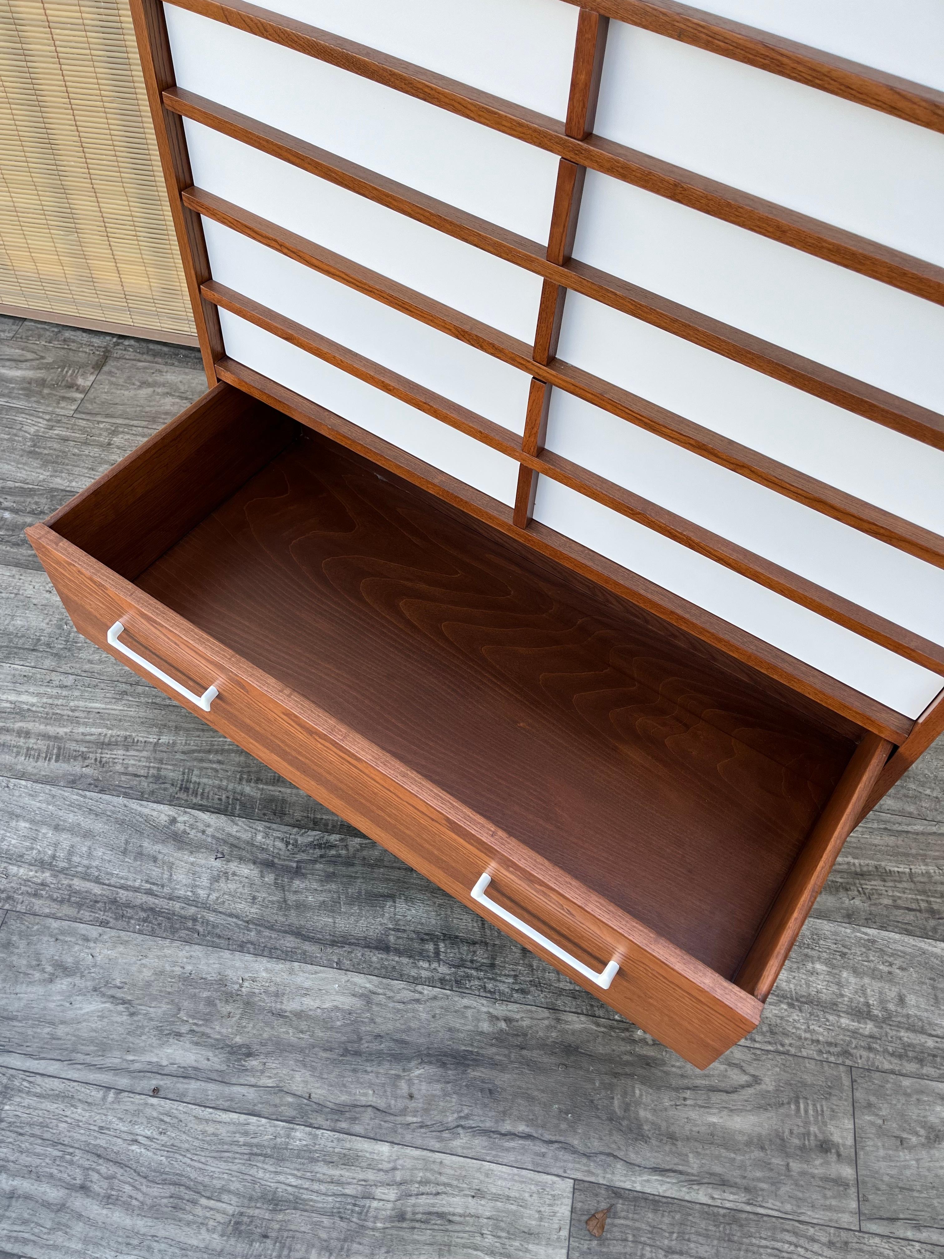 Comò Highboy di Royal Palm Furniture, rifinito in stile Mid-Century Modern. A.I.C. in vendita 7
