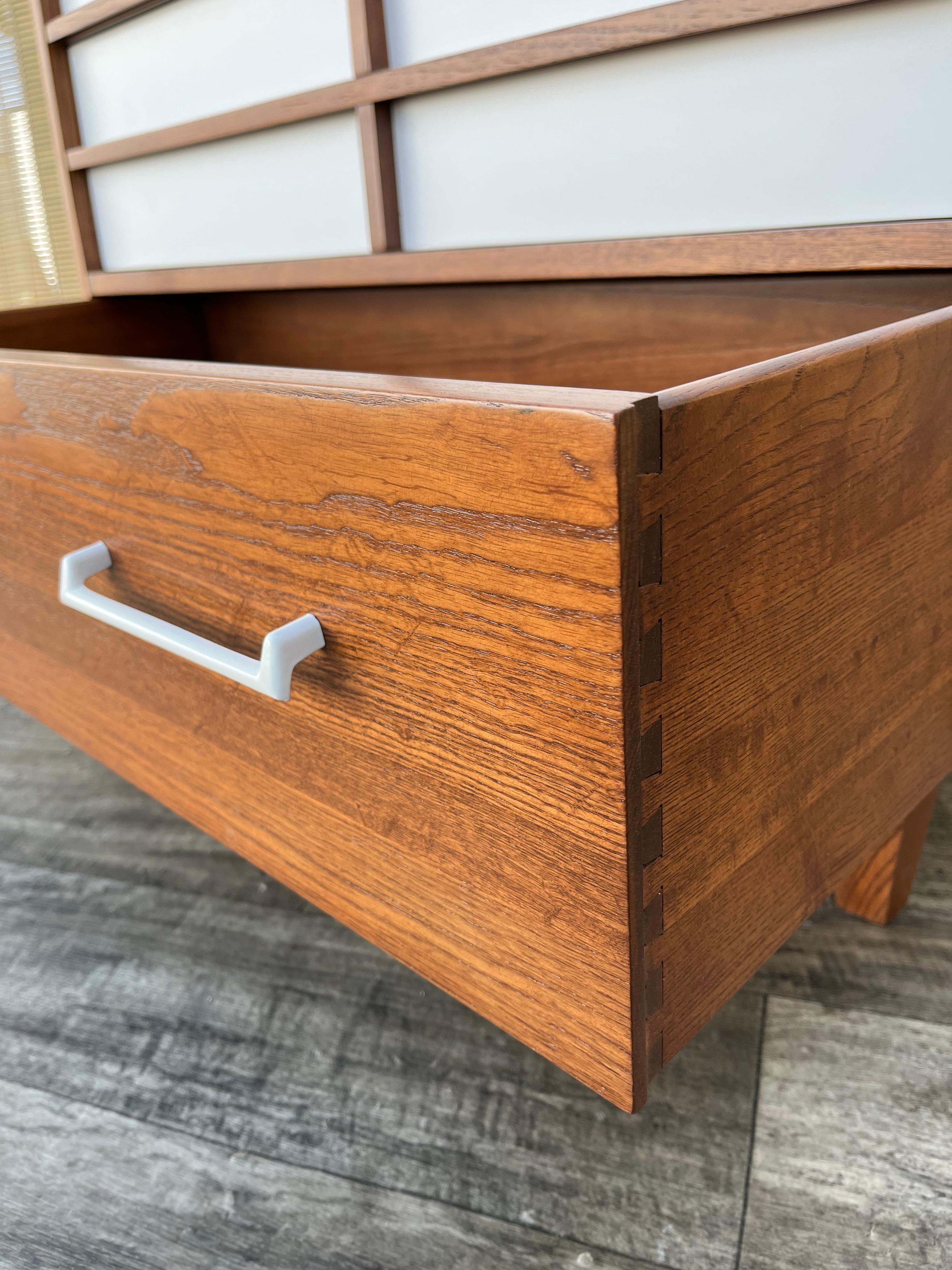 Comò Highboy di Royal Palm Furniture, rifinito in stile Mid-Century Modern. A.I.C. in vendita 8