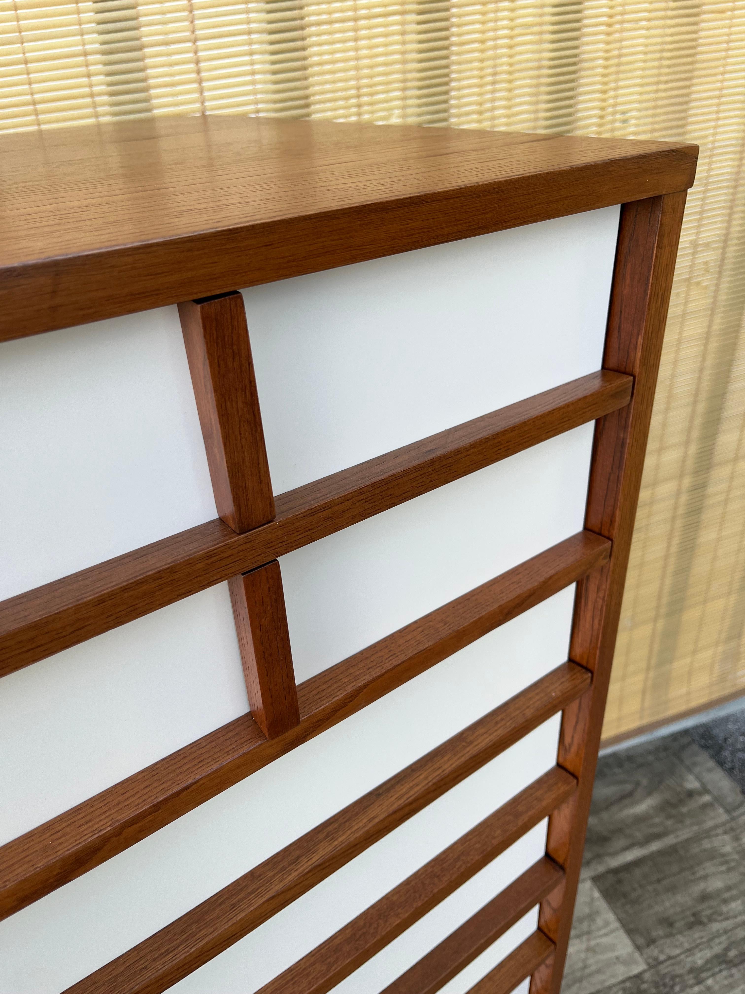 Comò Highboy di Royal Palm Furniture, rifinito in stile Mid-Century Modern. A.I.C. in vendita 11