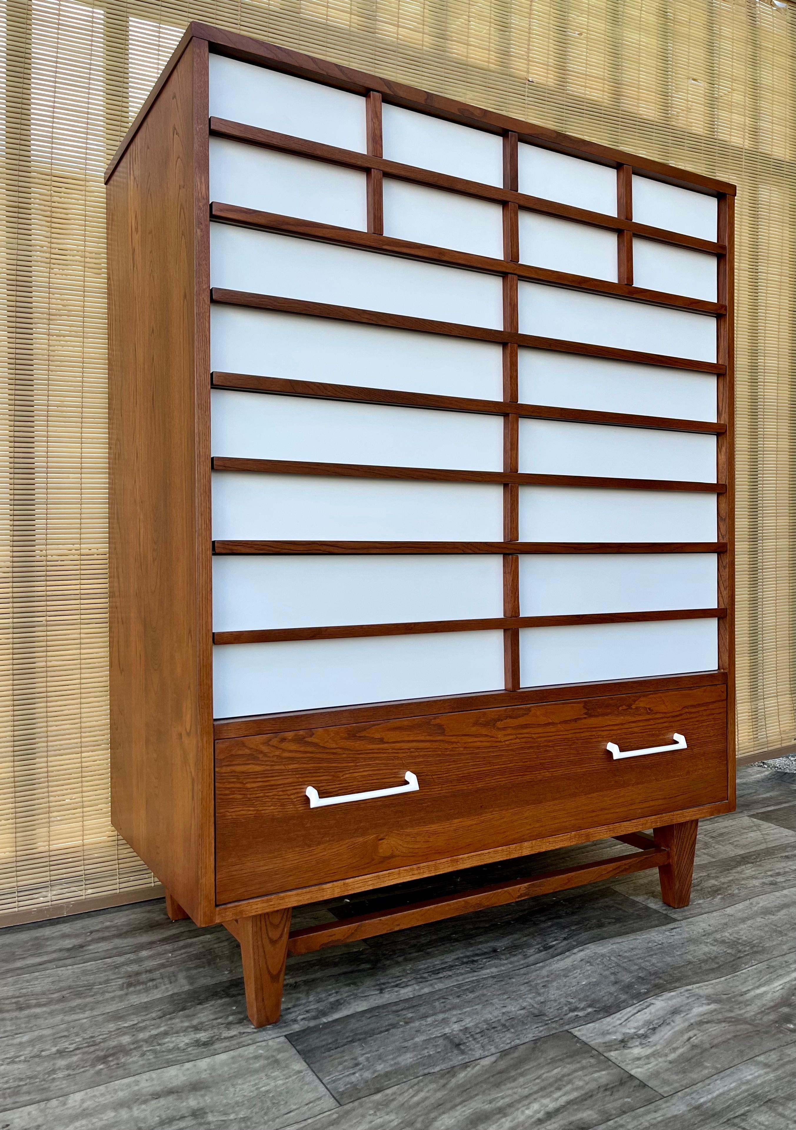 Comò Highboy vintage completamente rifinito in stile Mid-Century Modern di Royal Palm Furniture. Circa anni '60.
Caratterizzato da un design da metà secolo moderno, con colori a contrasto, cinque cassetti con incastro a coda di rondine e tiretti