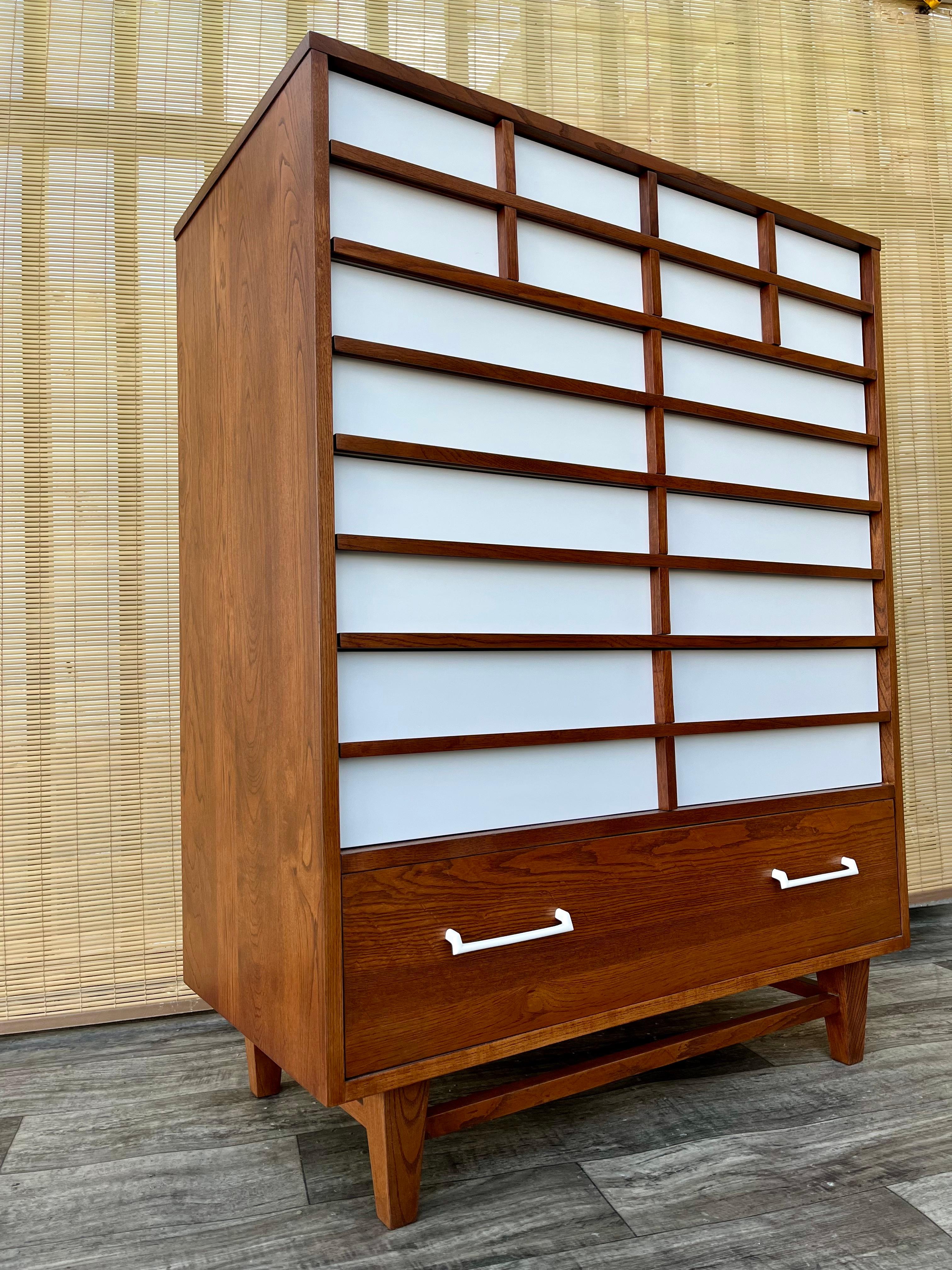 Comò Highboy di Royal Palm Furniture, rifinito in stile Mid-Century Modern. A.I.C. in vendita 13
