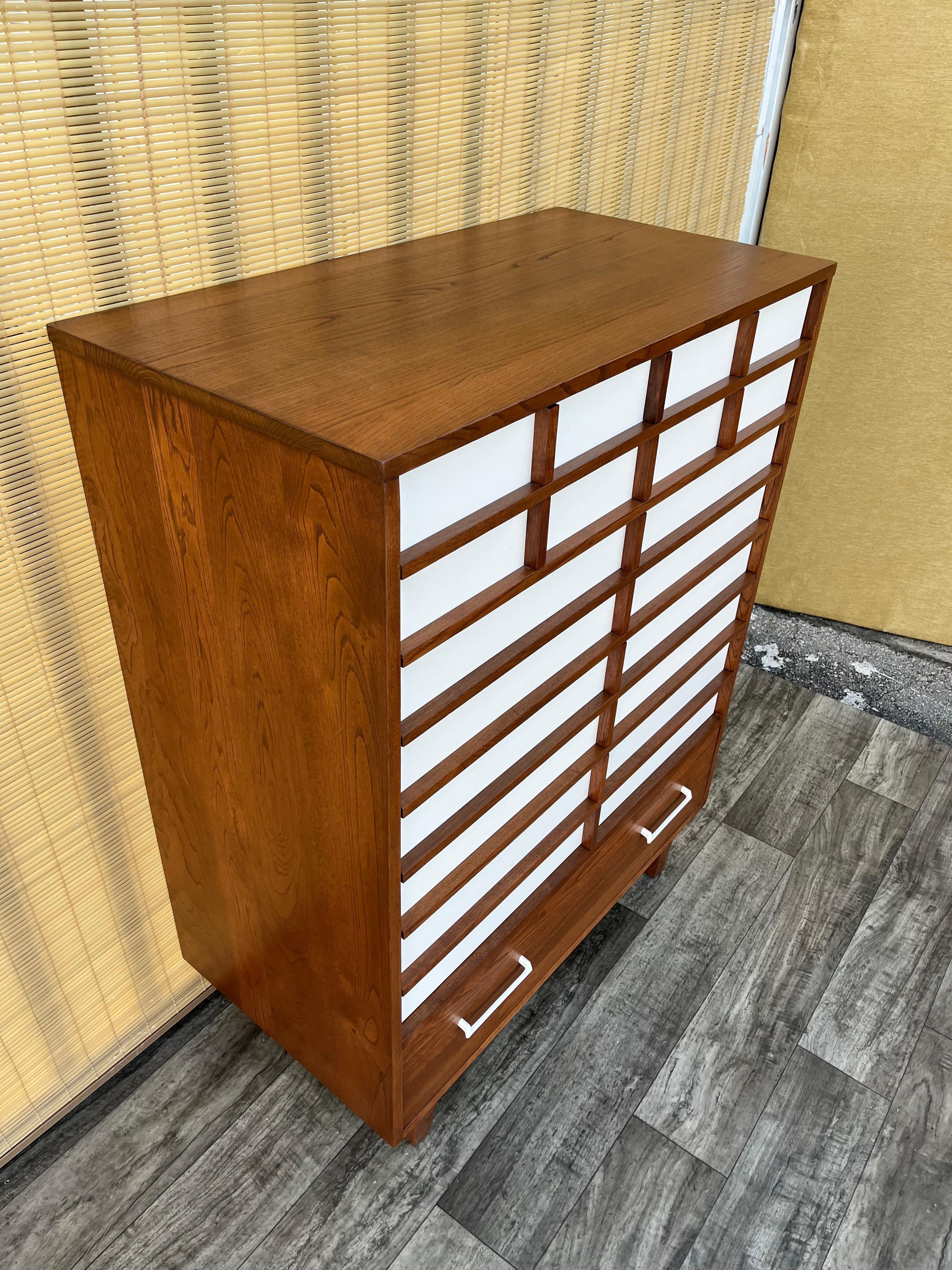 Mid-Century moderno Comò Highboy di Royal Palm Furniture, rifinito in stile Mid-Century Modern. A.I.C. in vendita