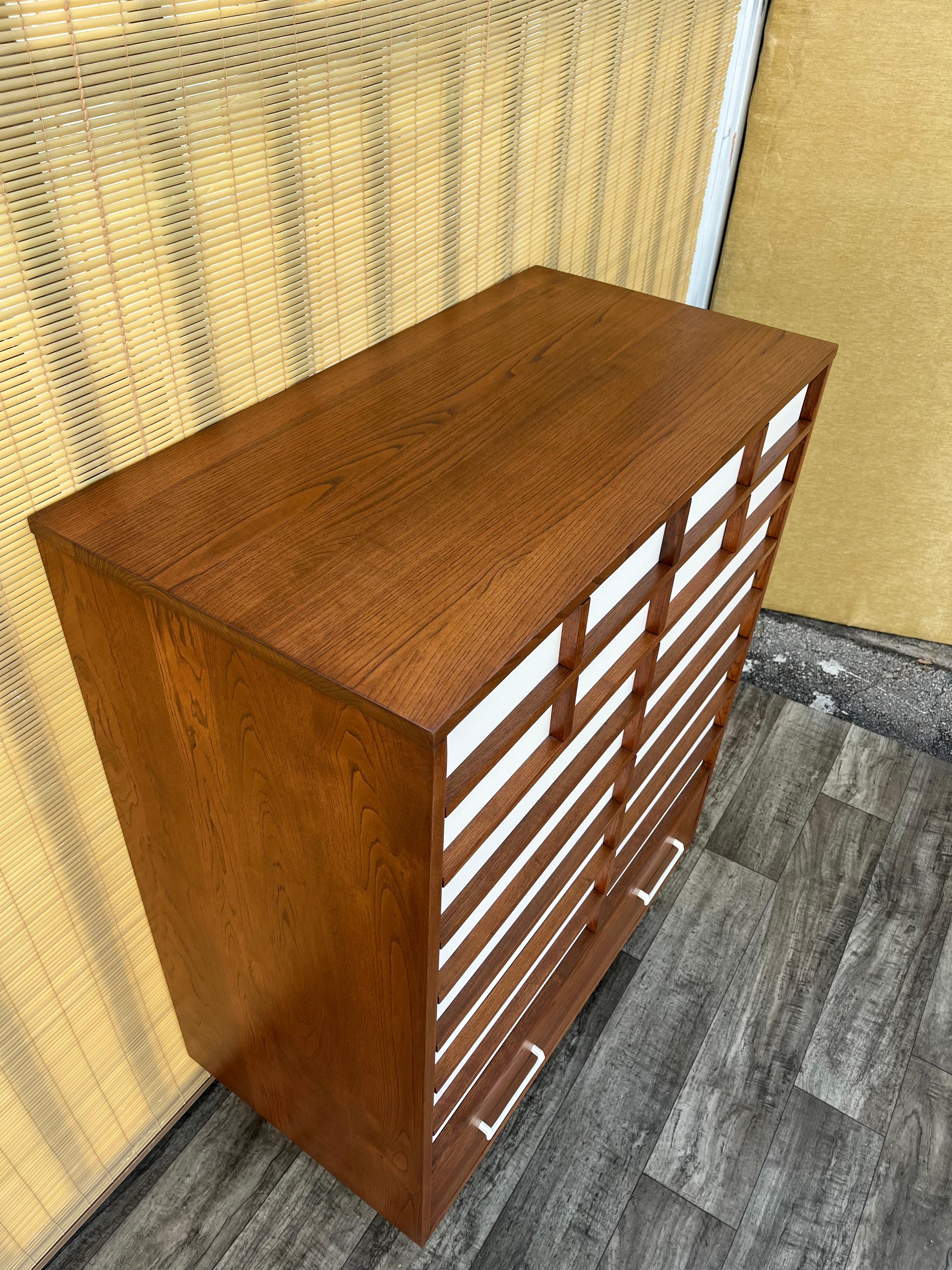 Impiallacciato Comò Highboy di Royal Palm Furniture, rifinito in stile Mid-Century Modern. A.I.C. in vendita