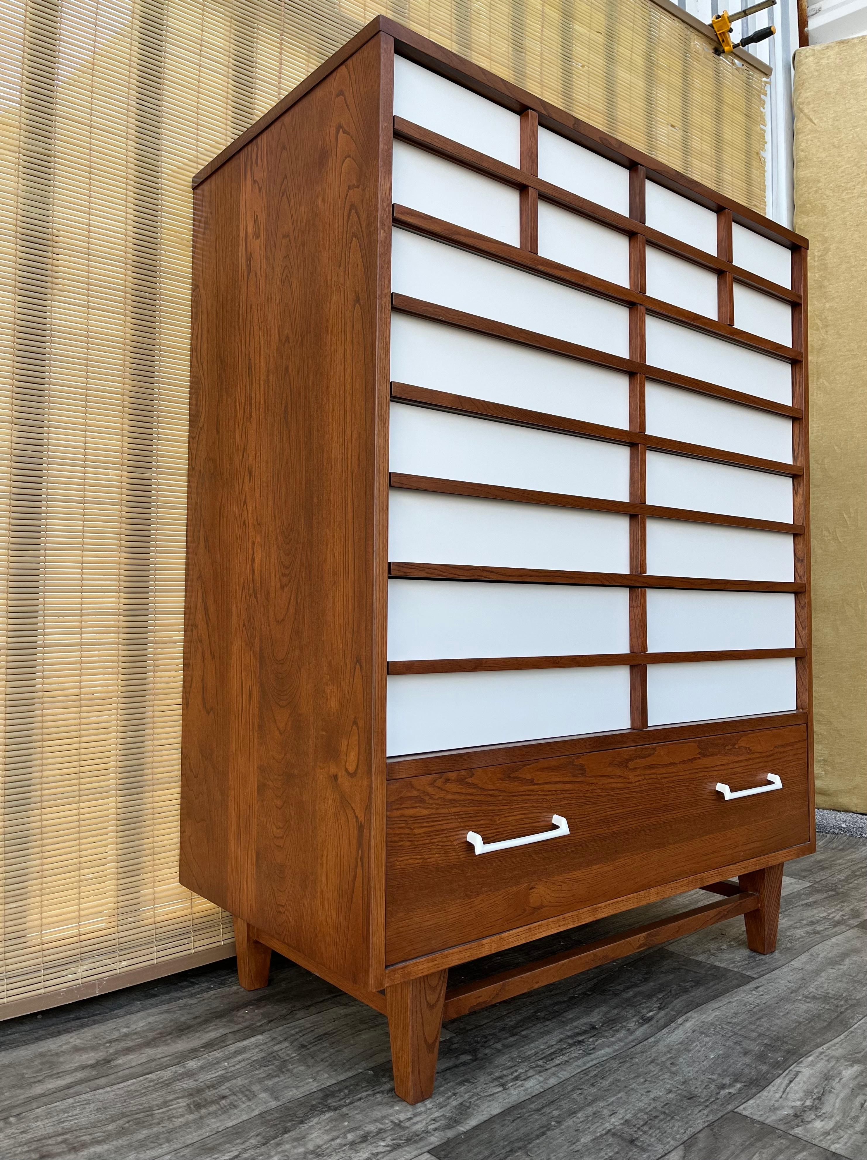 Comò Highboy di Royal Palm Furniture, rifinito in stile Mid-Century Modern. A.I.C. In condizioni buone in vendita a Miami, FL