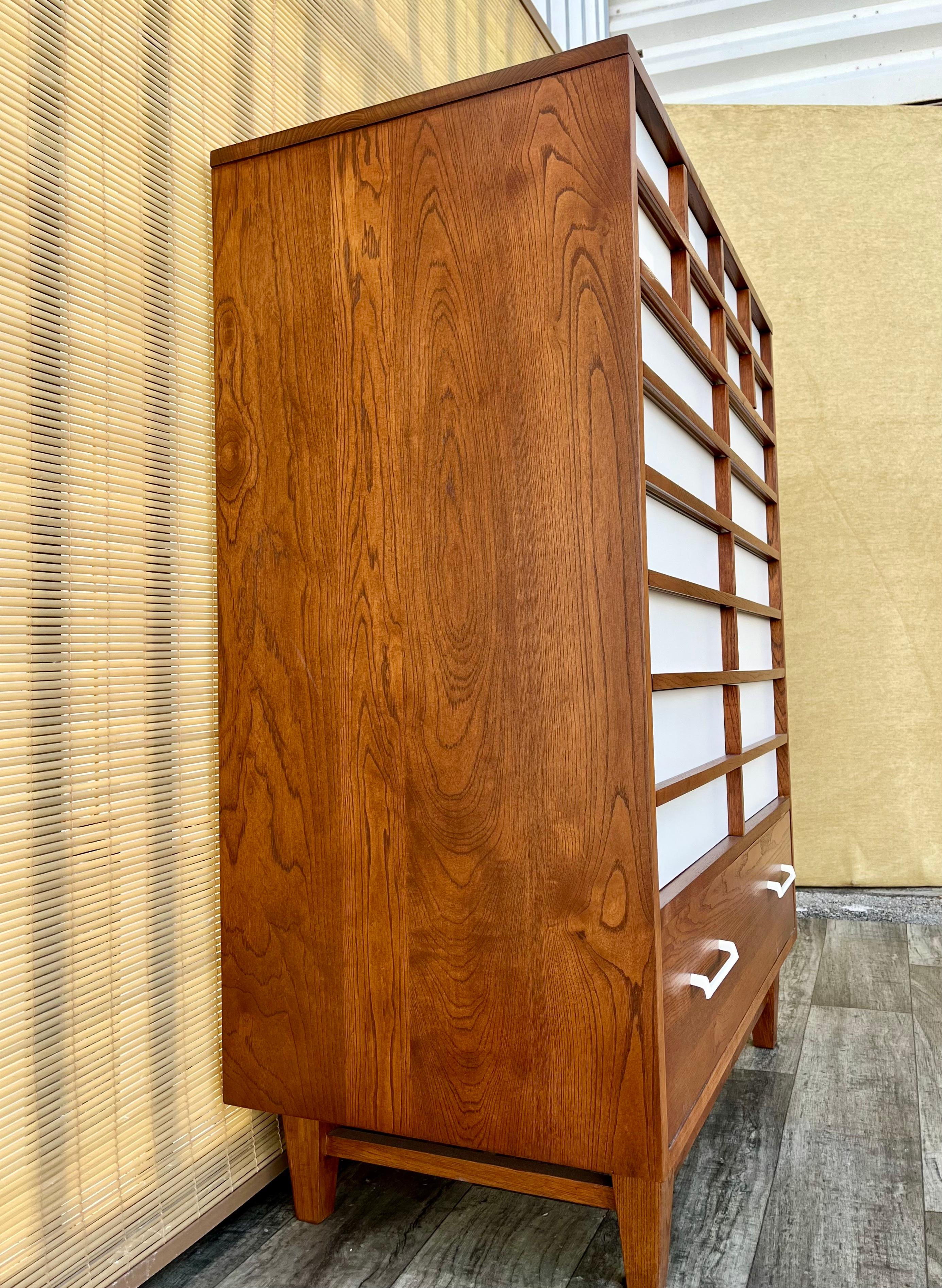 Metà XX secolo Comò Highboy di Royal Palm Furniture, rifinito in stile Mid-Century Modern. A.I.C. in vendita