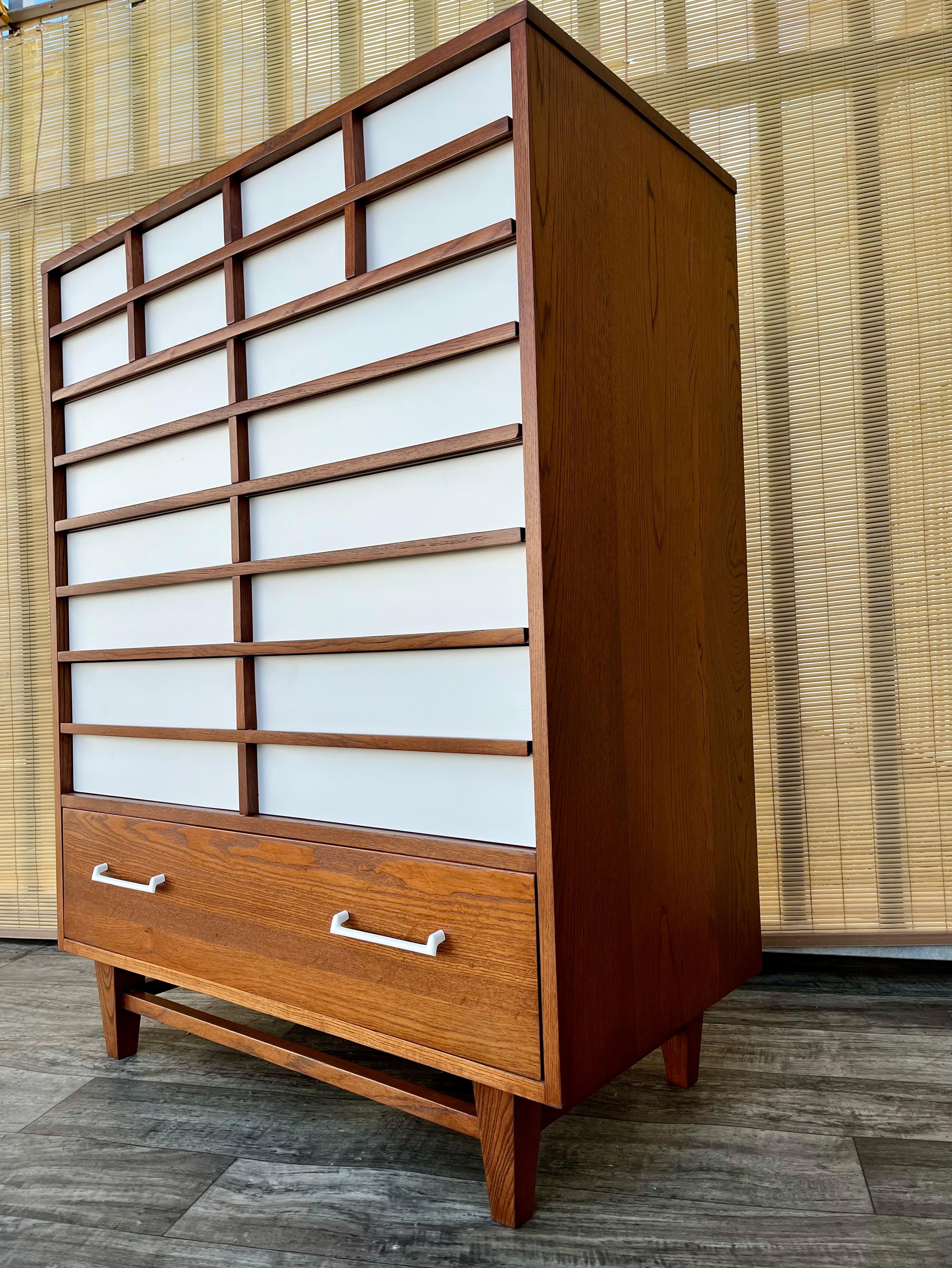 Noce Comò Highboy di Royal Palm Furniture, rifinito in stile Mid-Century Modern. A.I.C. in vendita