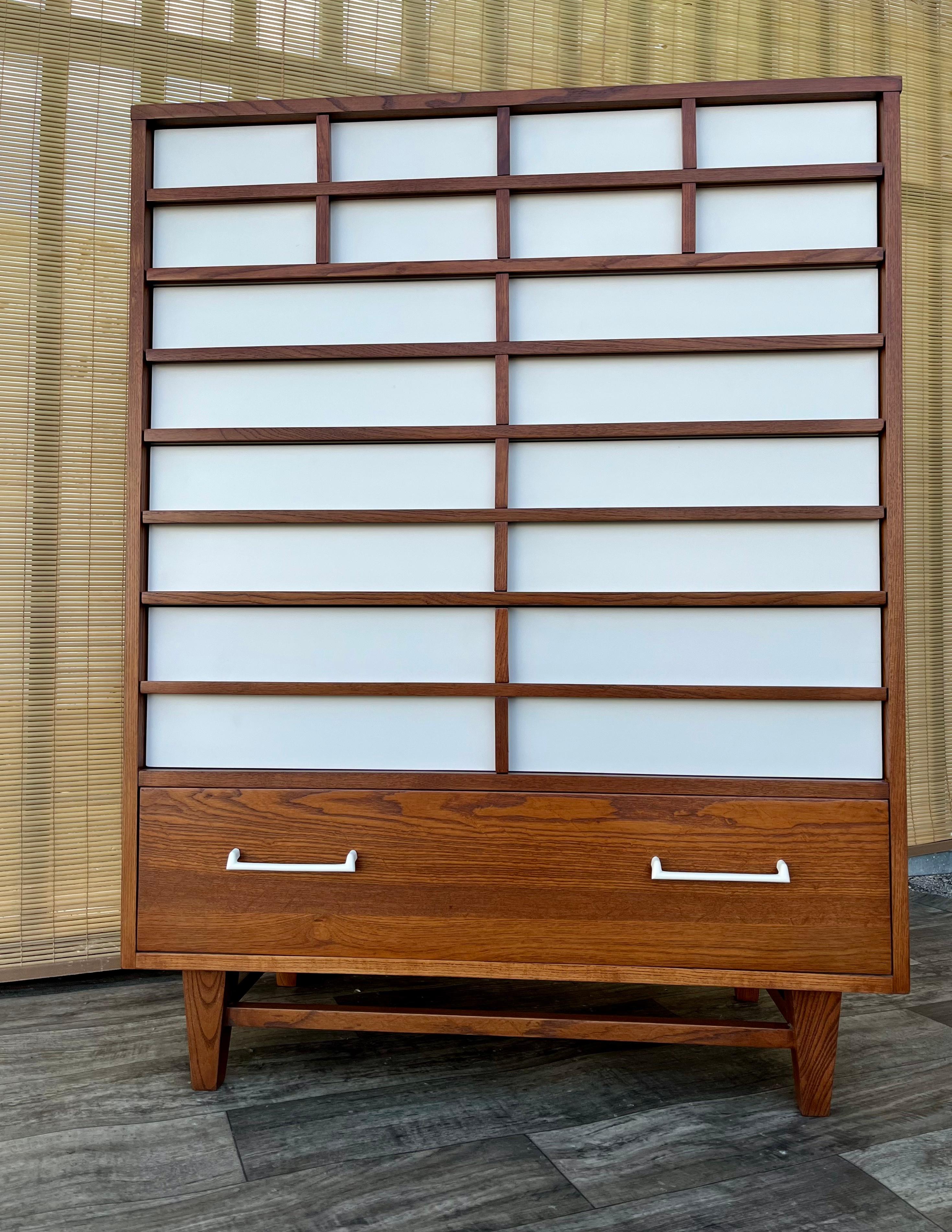 Comò Highboy di Royal Palm Furniture, rifinito in stile Mid-Century Modern. A.I.C. in vendita 2
