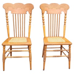 Paire de chaises de style victorien à dossier en spirale en érable avec assise en rotin, revernies
