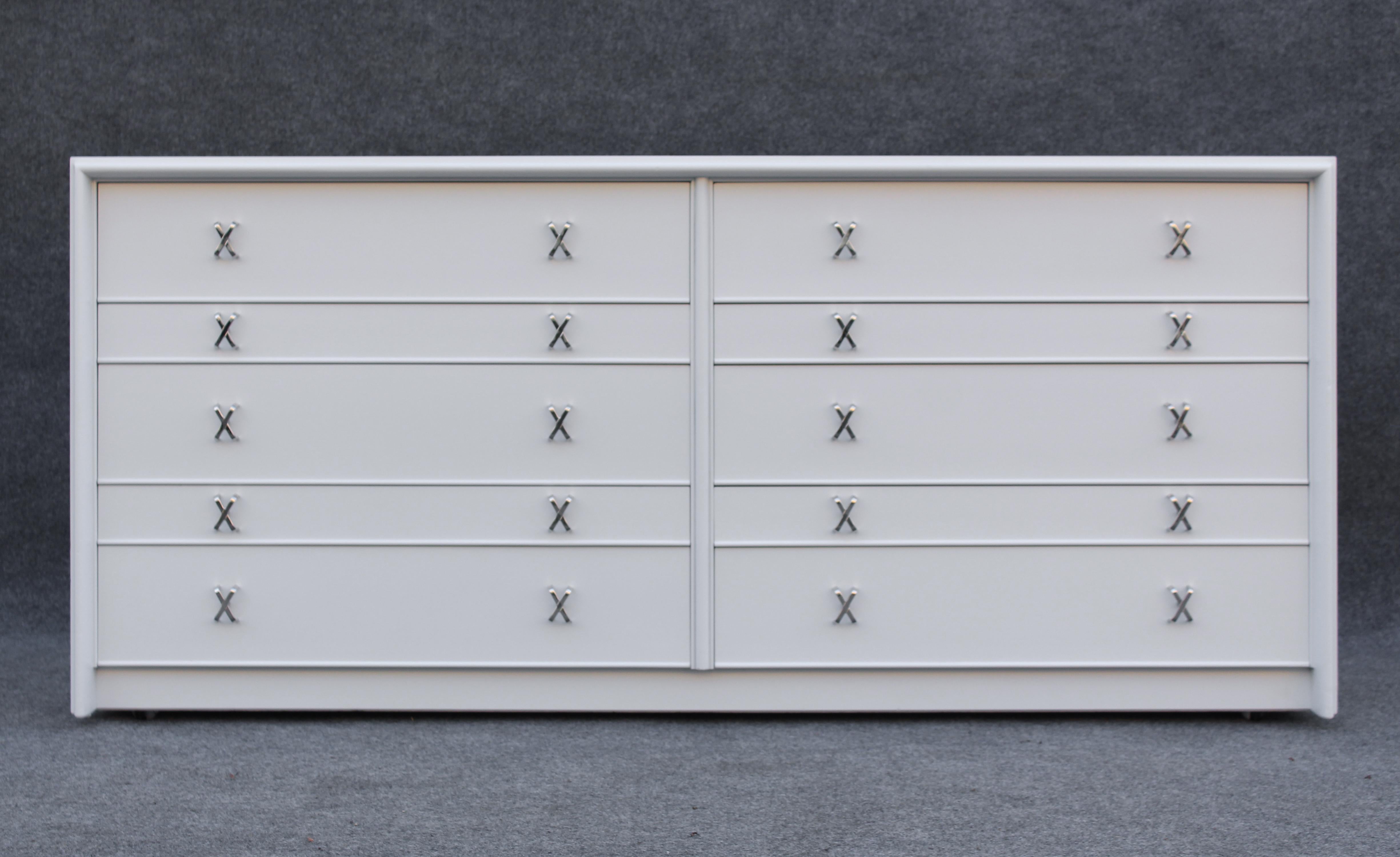 Mid-Century Modern Grande commode à 12 tiroirs Paul Frankl pour John Stuart restaurée en blanc et nickel en vente