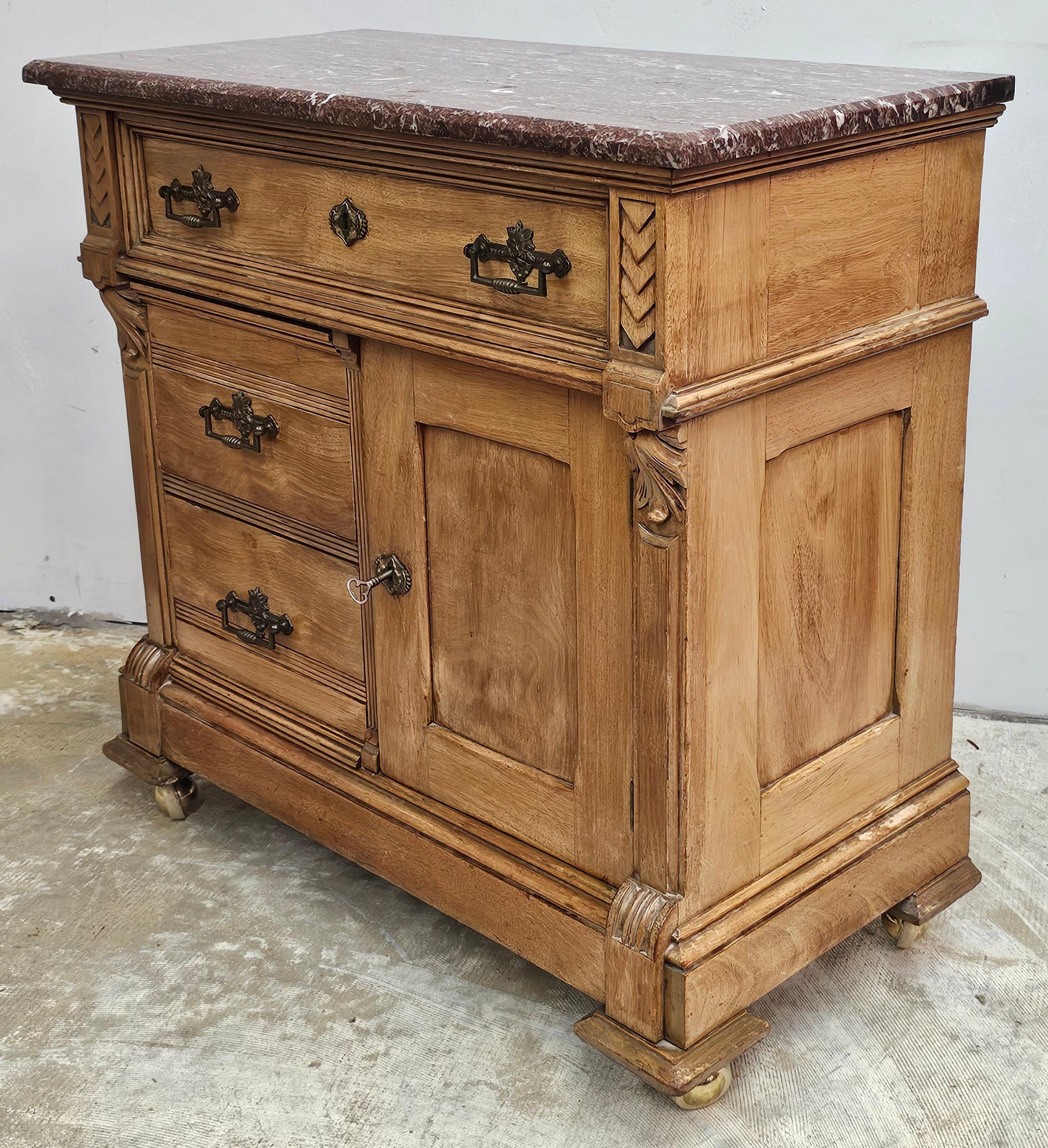 Armadietto rifinito in stile rinascimentale vittoriano con piano in legno di frutta e marmo marrone in vendita 2