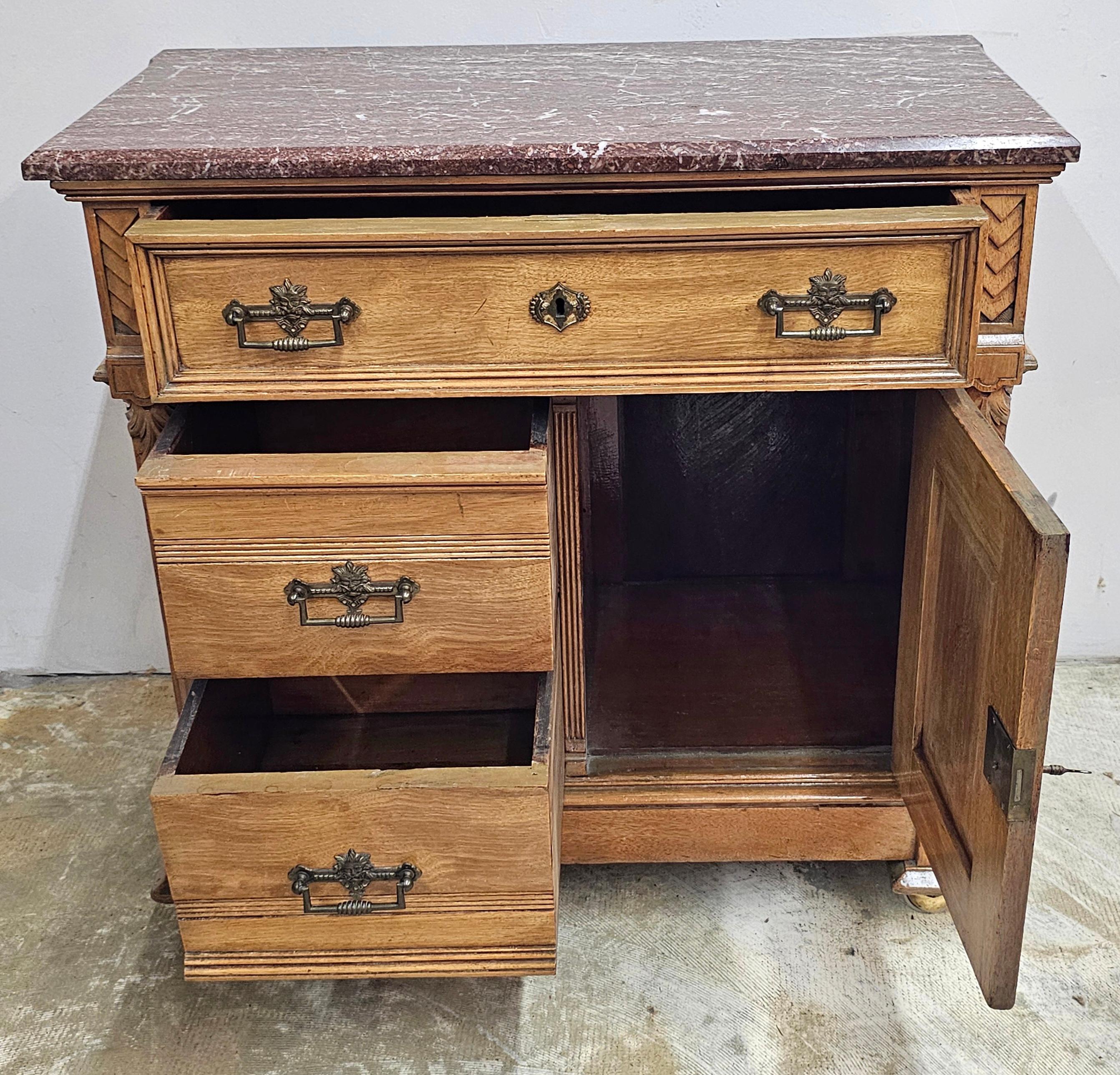 Armario Victoriano Refinado de Estilo Renacentista de Madera de Fruta y Tapa de Mármol Granate Hecho a mano en venta